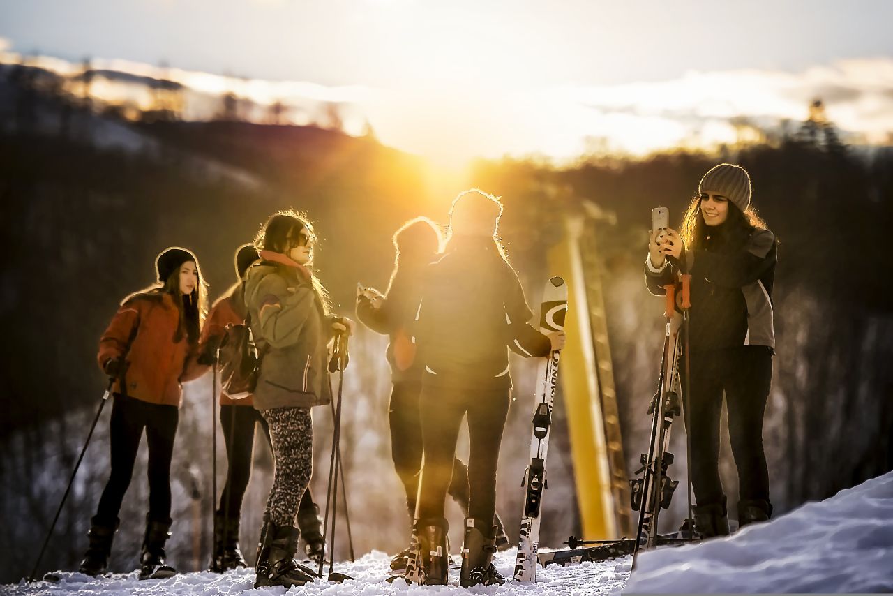 Apres‑ski – jak zbudować ciepły i stylowy outfit po stoku?