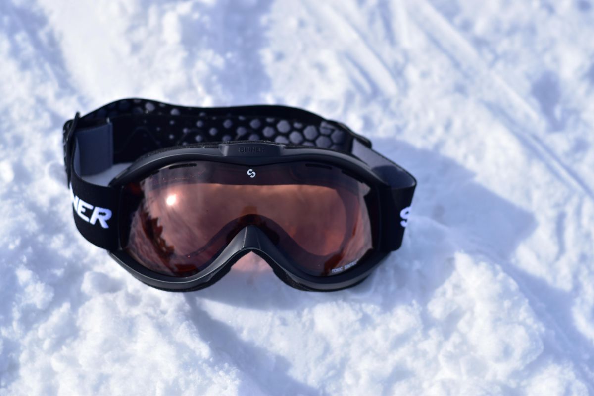 Etui, wkładki przeciwmgielne i wymienne szybki – przewodnik po akcesoriach do gogli narciarskich