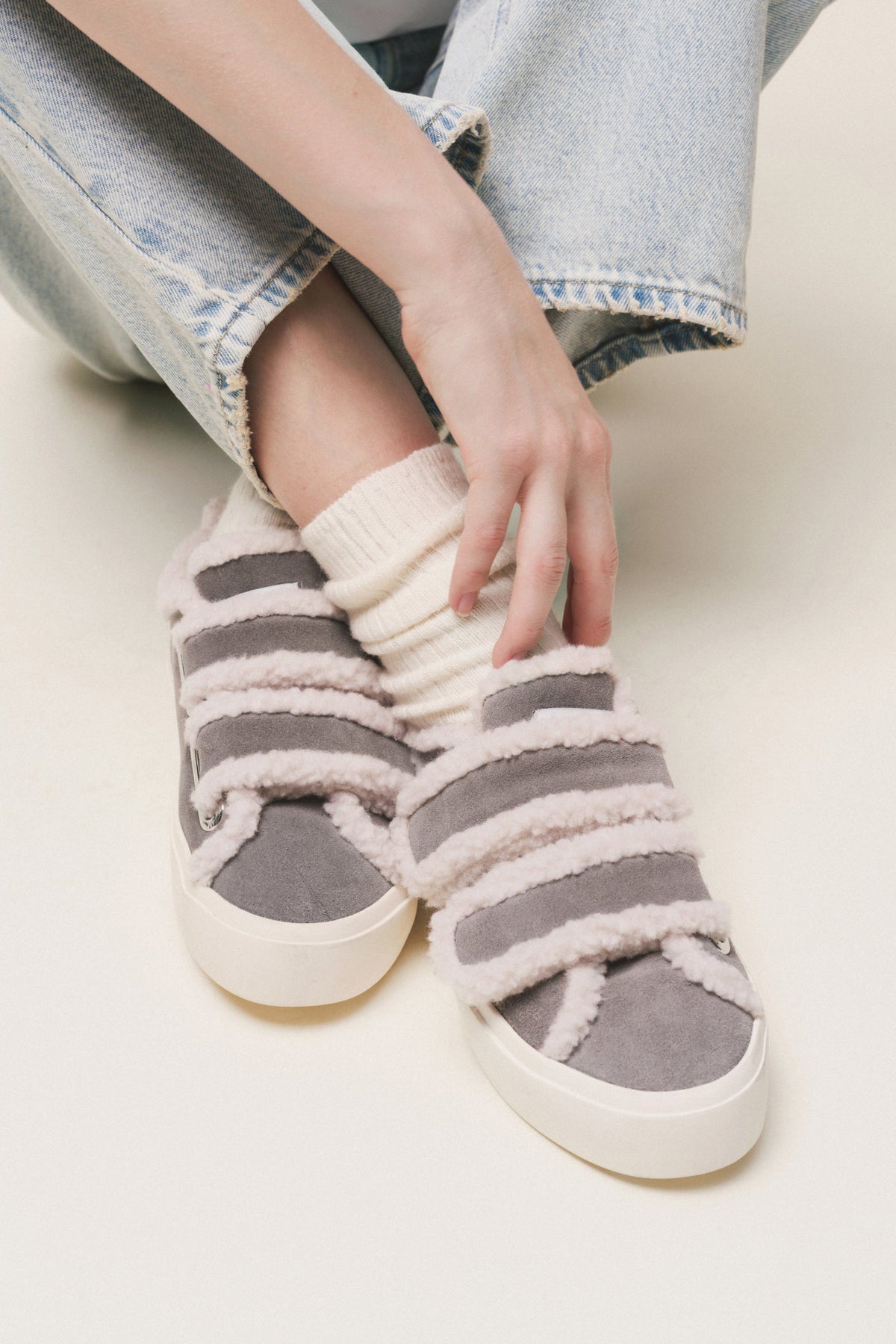 Szare sneakersy SHEARLING LOW VELCRO