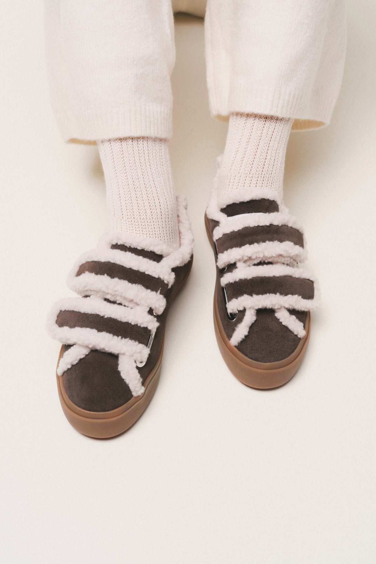 Ciemnobrązowe sneakersy SHEARLING LOW VELCRO