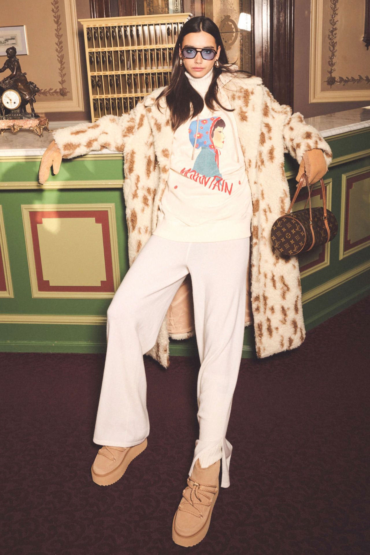 Biała bluza damska z kapturem Oversized Embroidered
