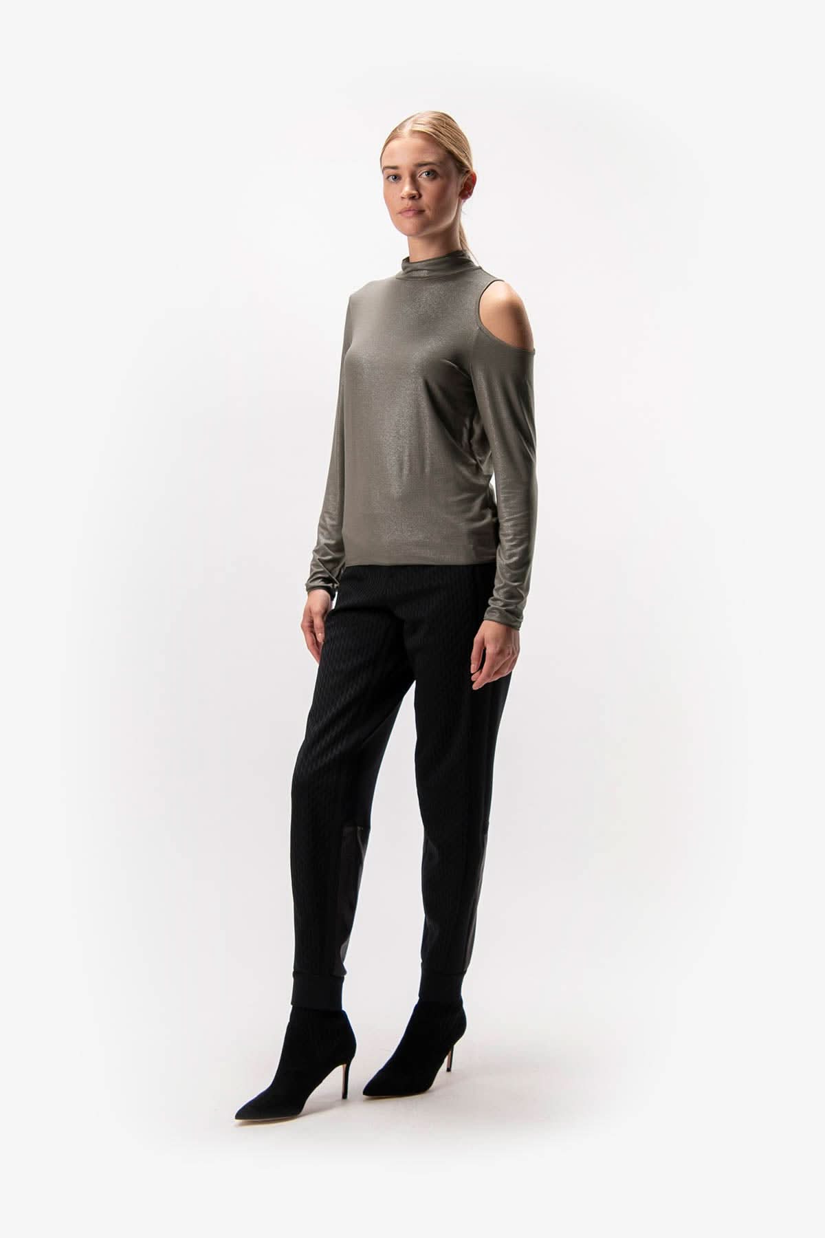 Goran's black joggers