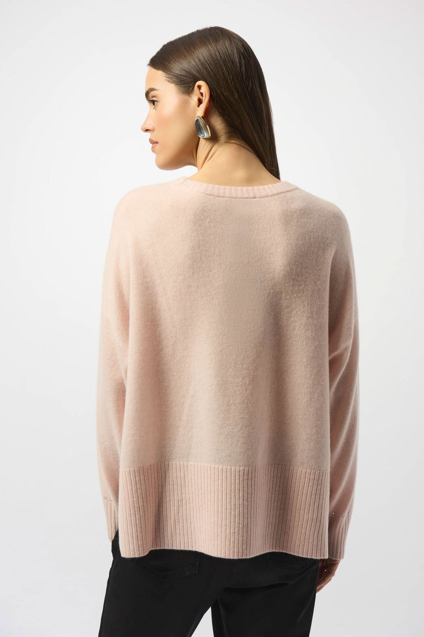 Różowy sweter kaszmirowy