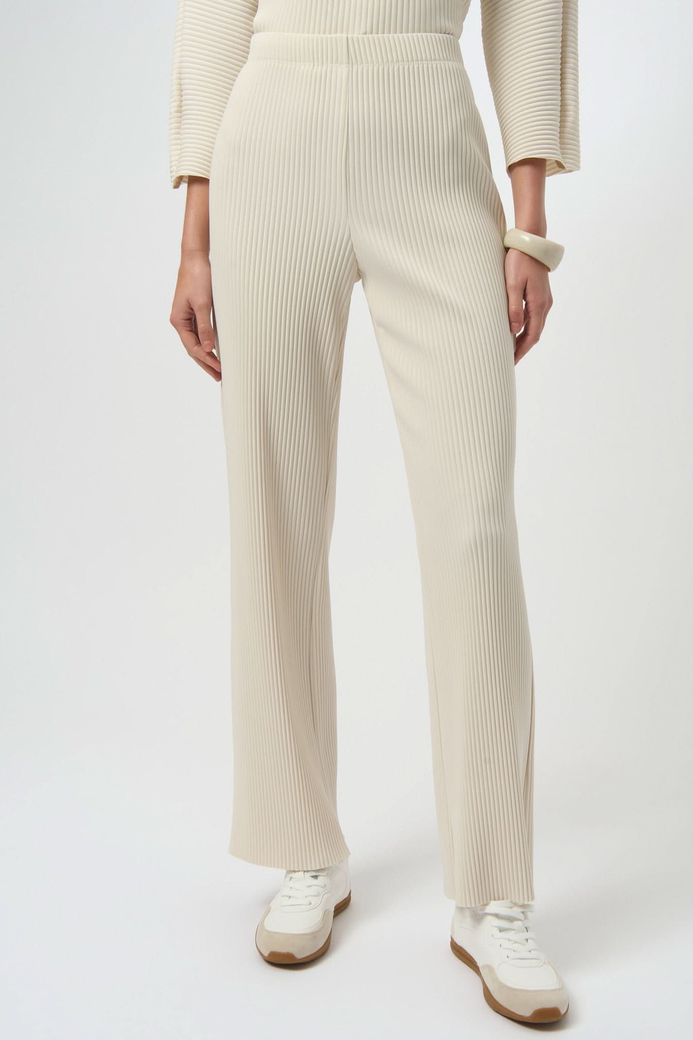 Beżowe spodnie z plisami wide-leg