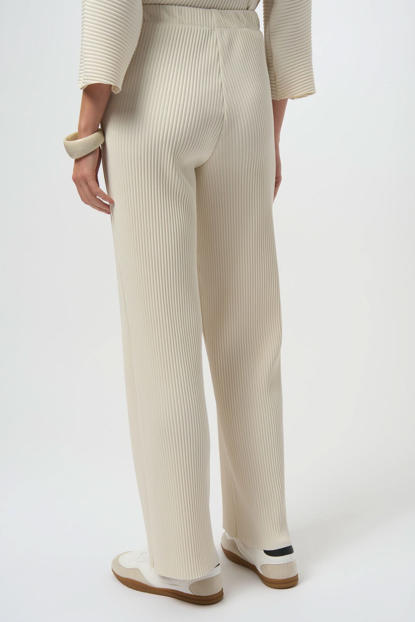 Beżowe spodnie z plisami wide-leg