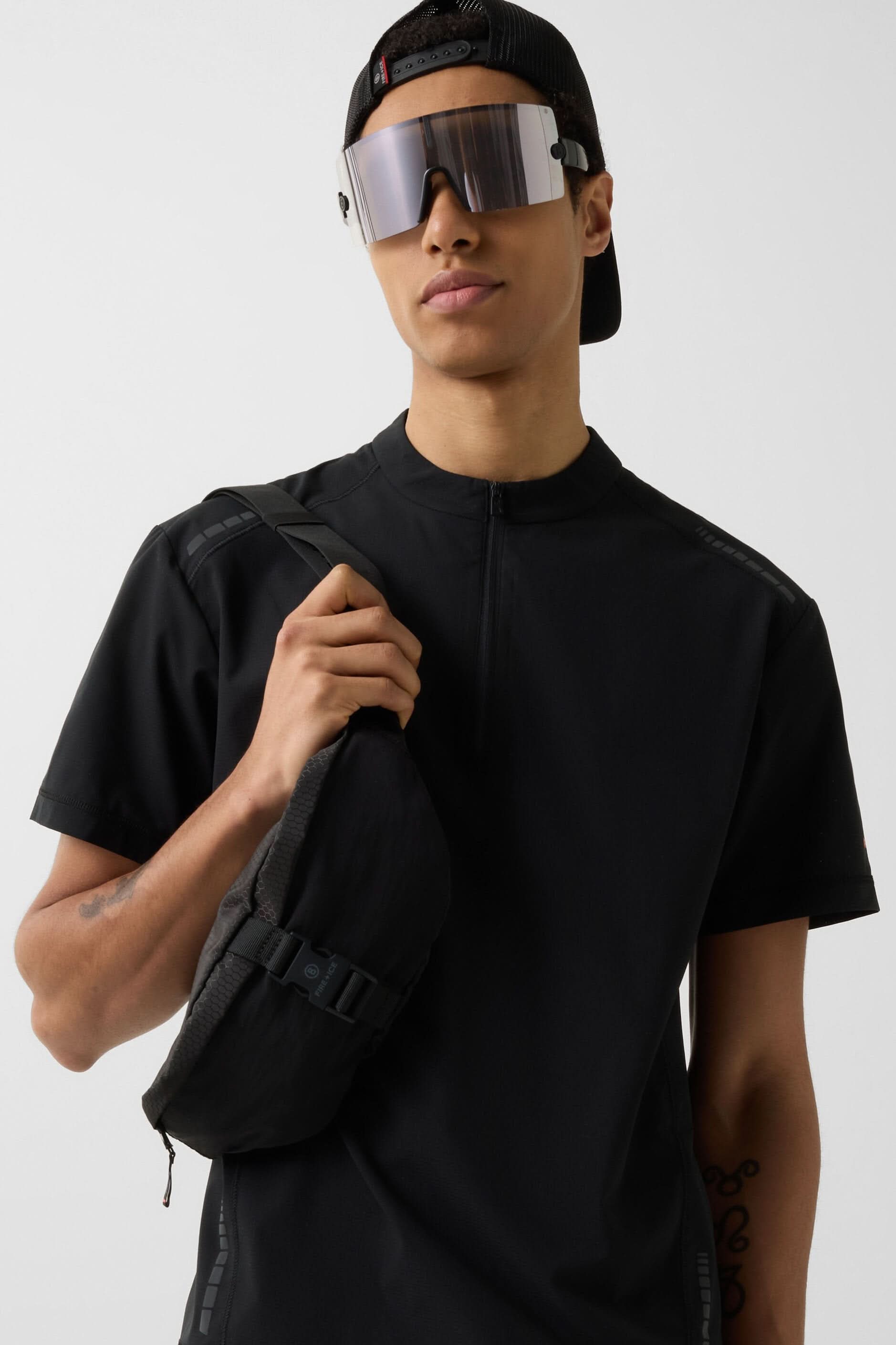 Czarny T-shirt AOULI