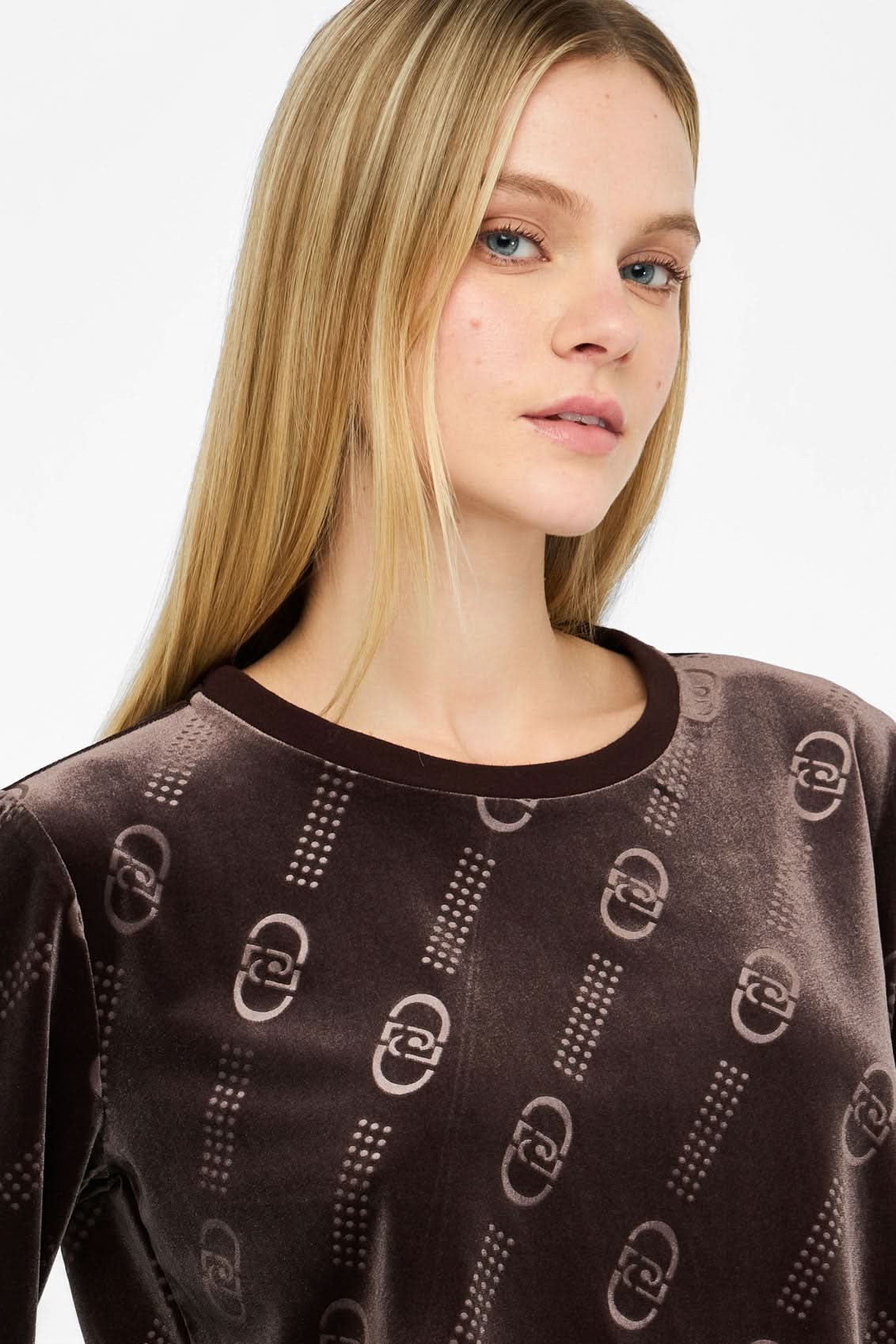Czekoladowa bluza w logotypy