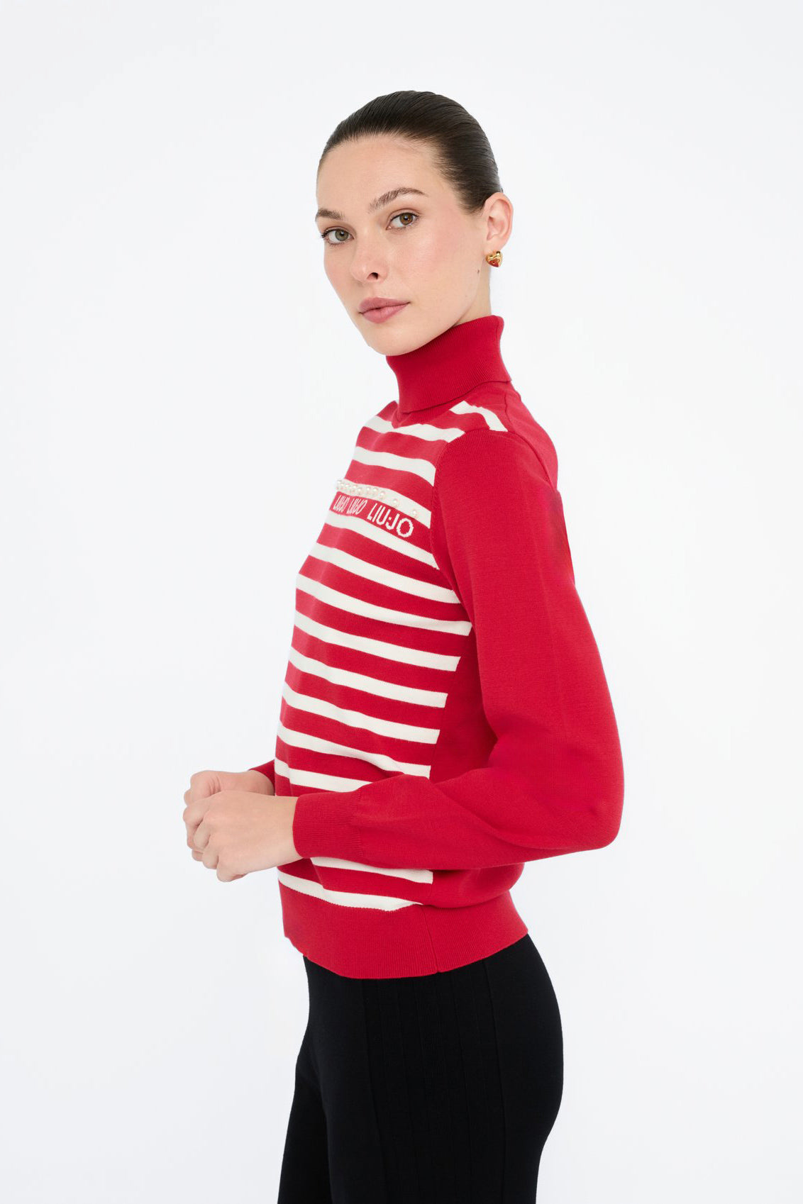 Czerwony sweter z golfem w paski