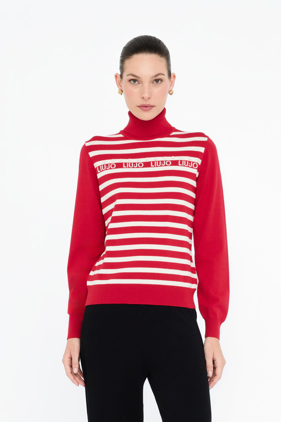 Czerwony sweter z golfem w paski