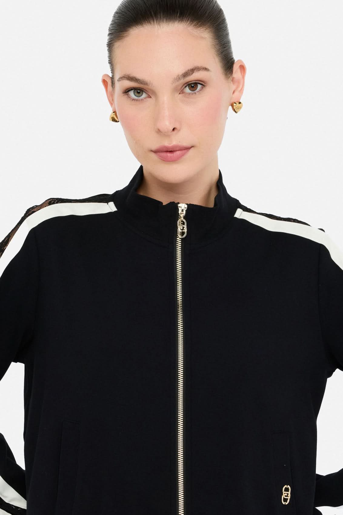 Czarna bluza rozpinana z koronką