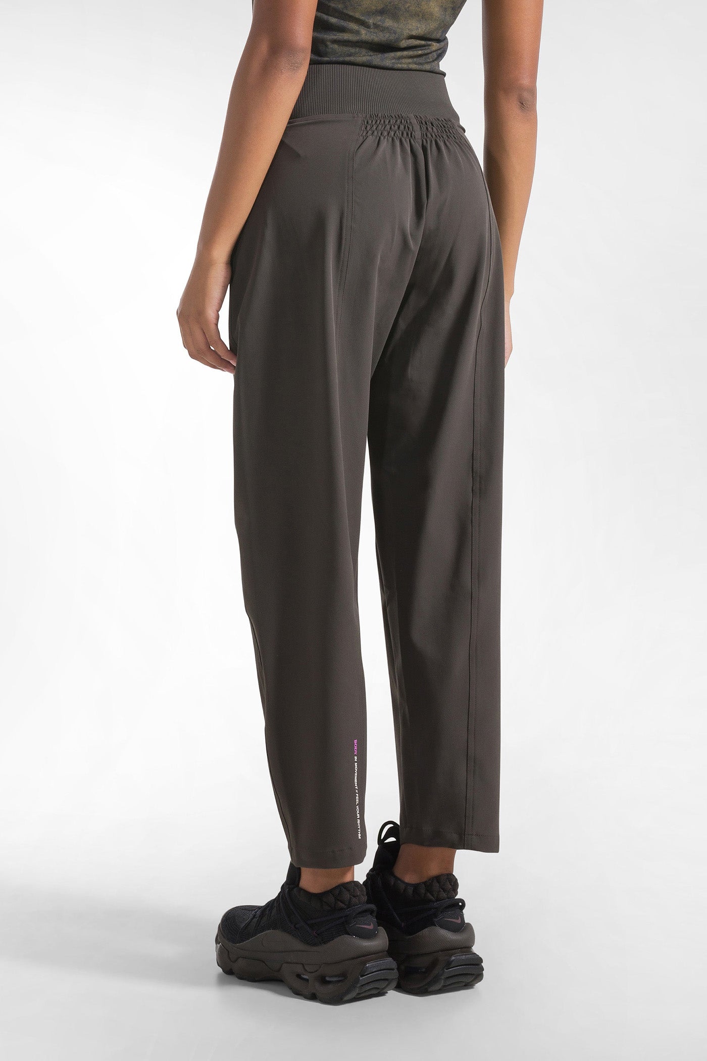 Brązowe spodnie tech nylon