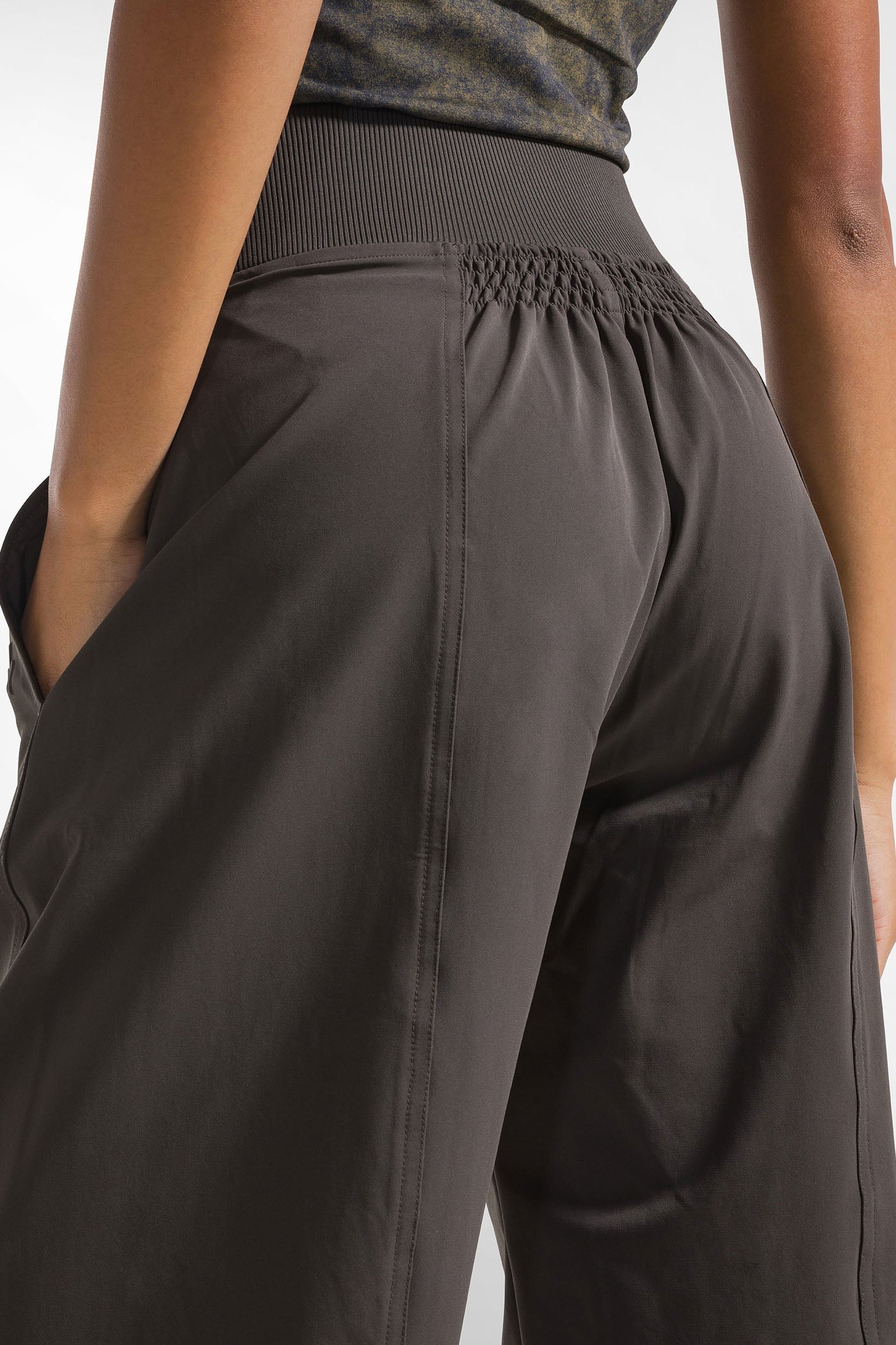 Brązowe spodnie tech nylon