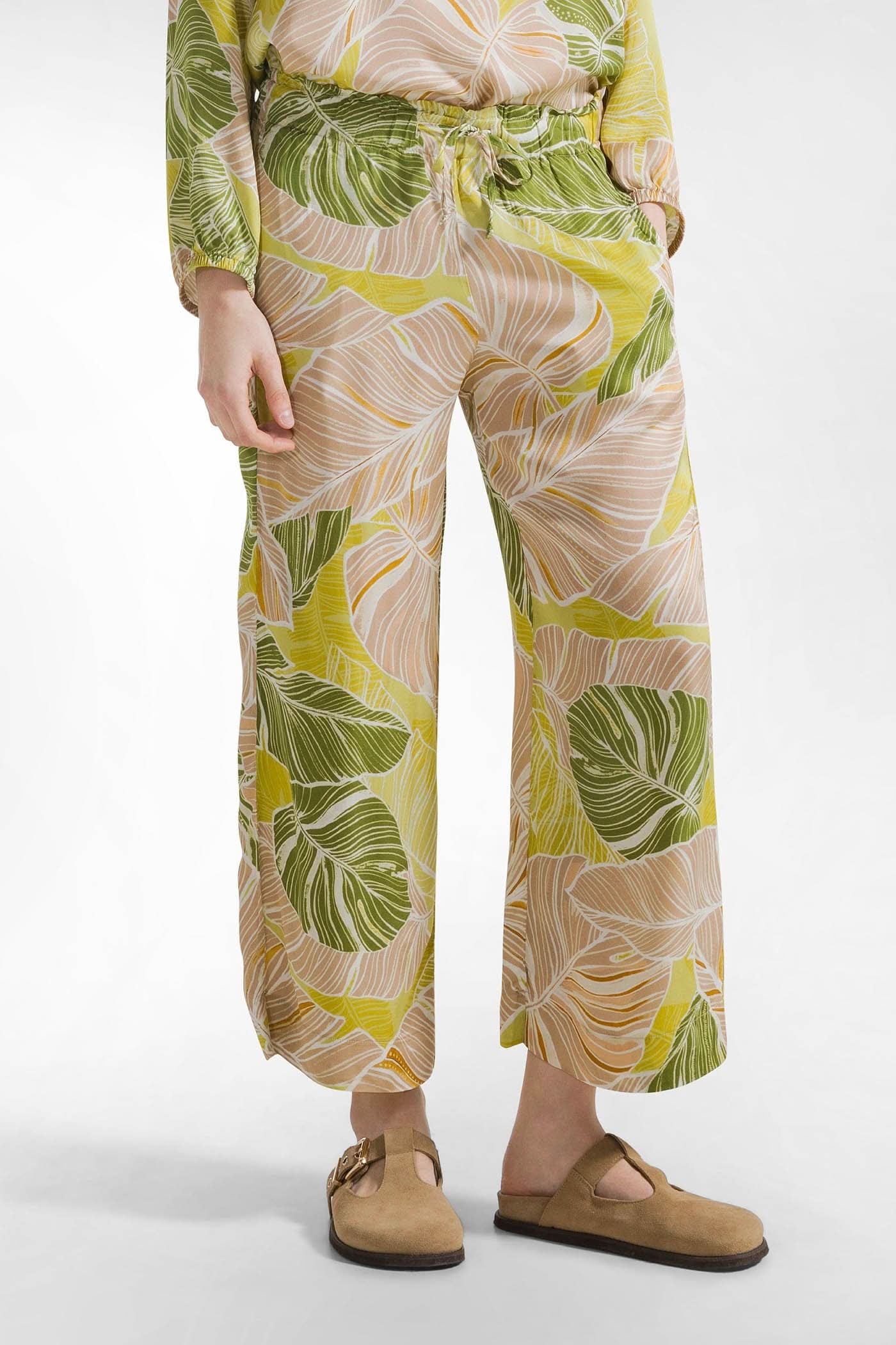 Beige satin trousers with print