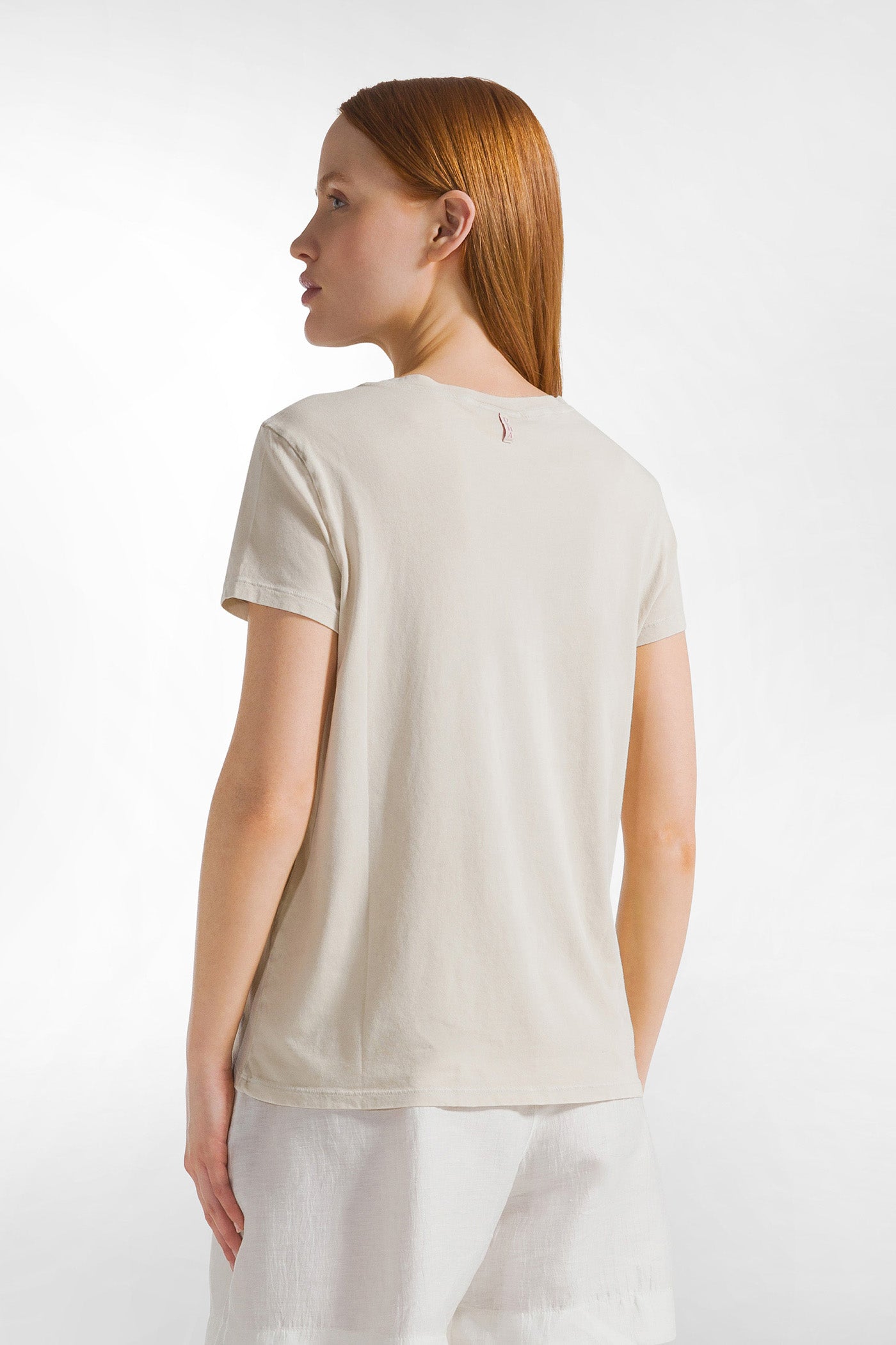 Beżowy t-shirt damski z efektem marmuru