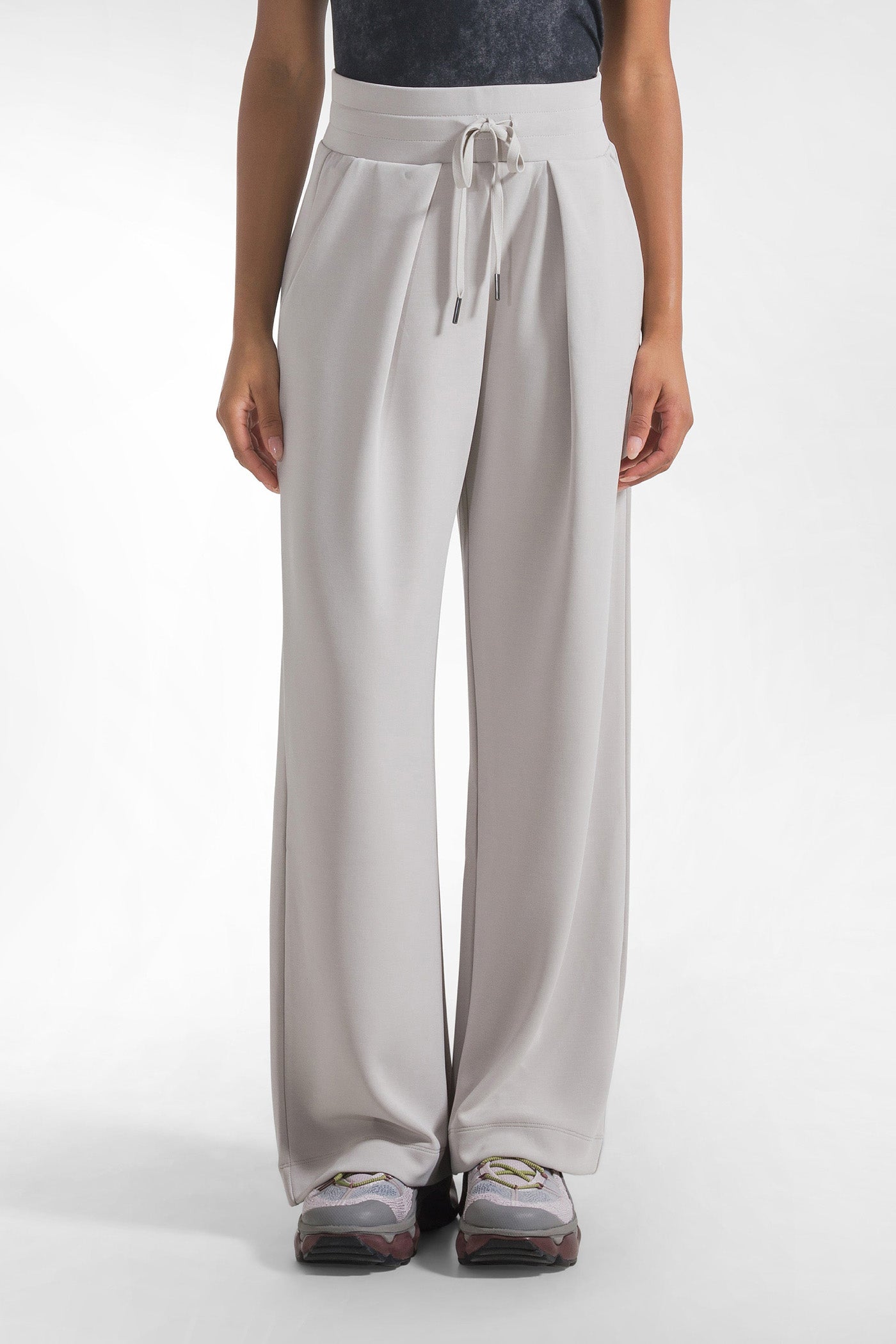 Gray soft pleated trousers