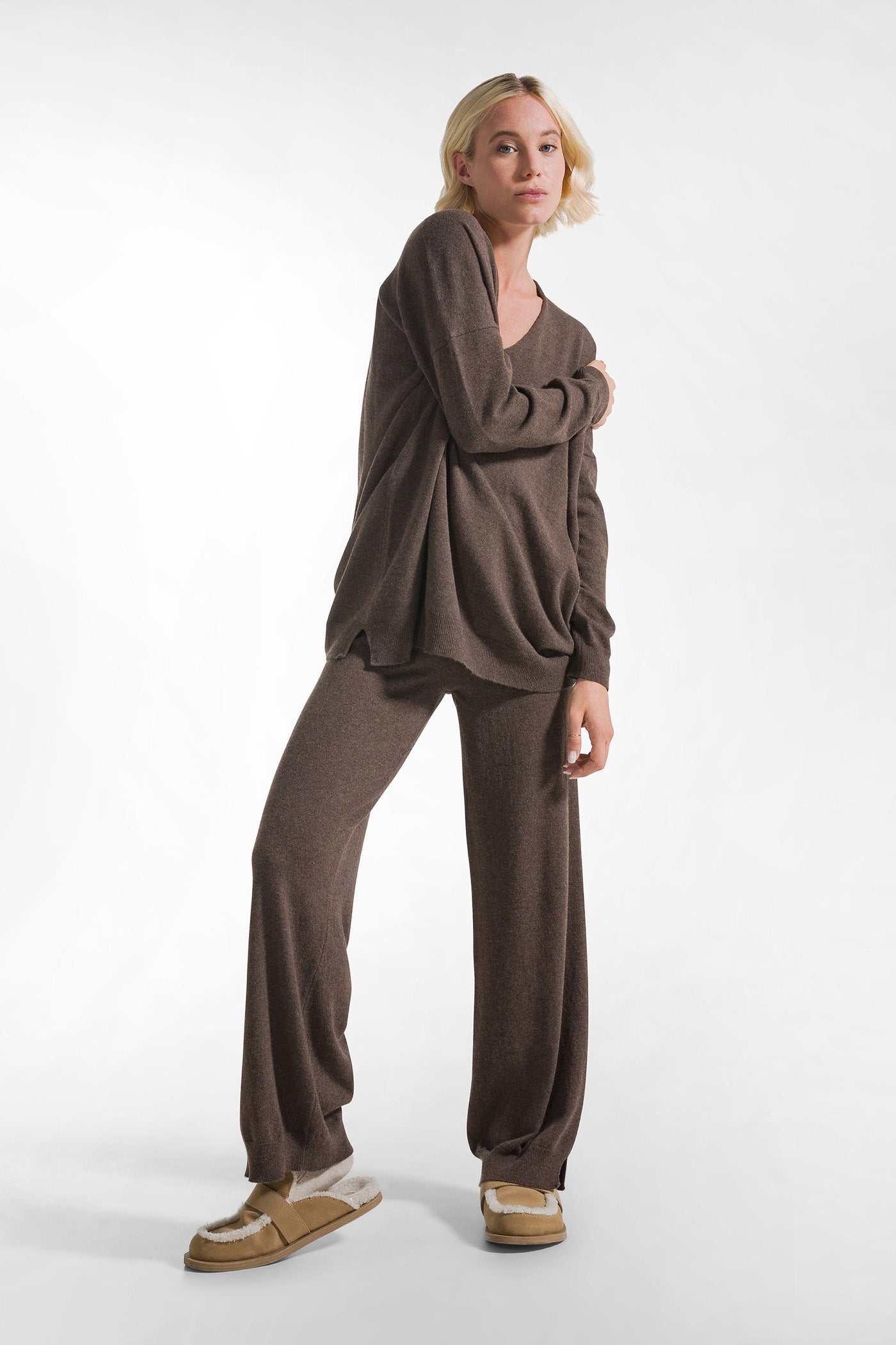 Brown knit trousers with a touch of cashmere