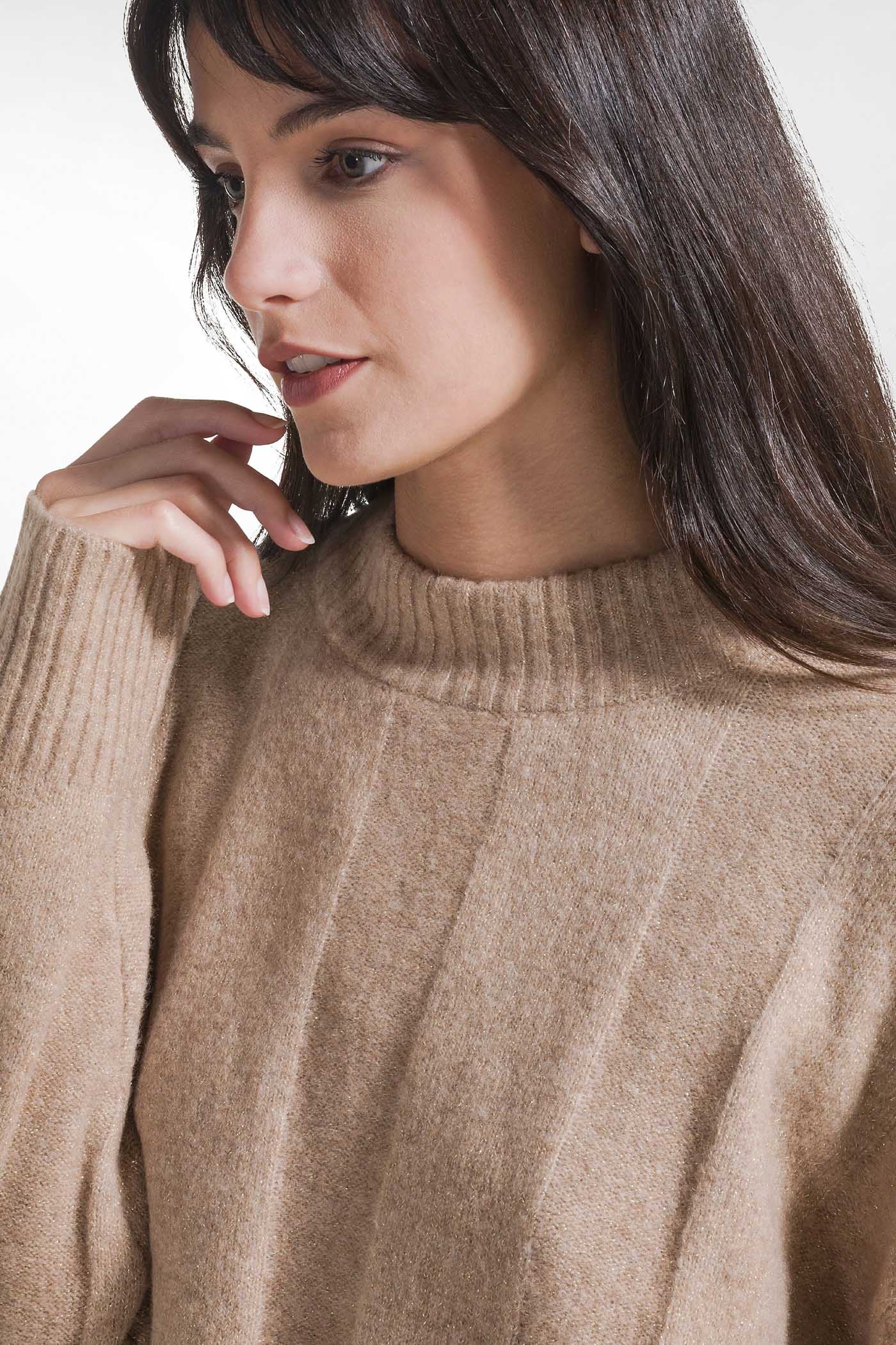 Beżowy miękki sweter damski