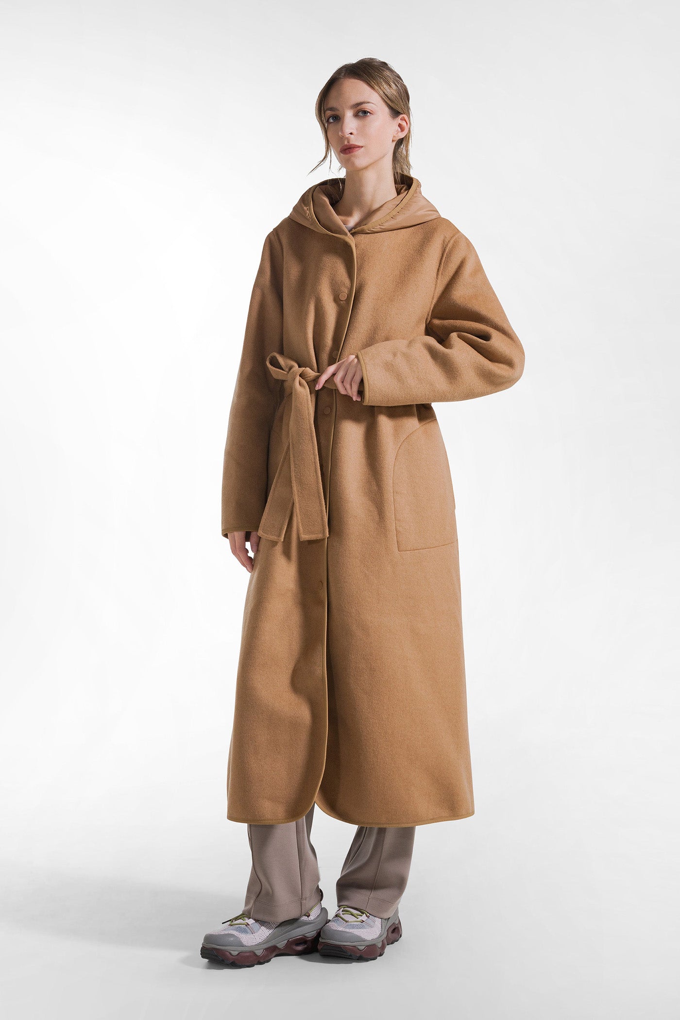 Brązowy płaszcz damski z wełną