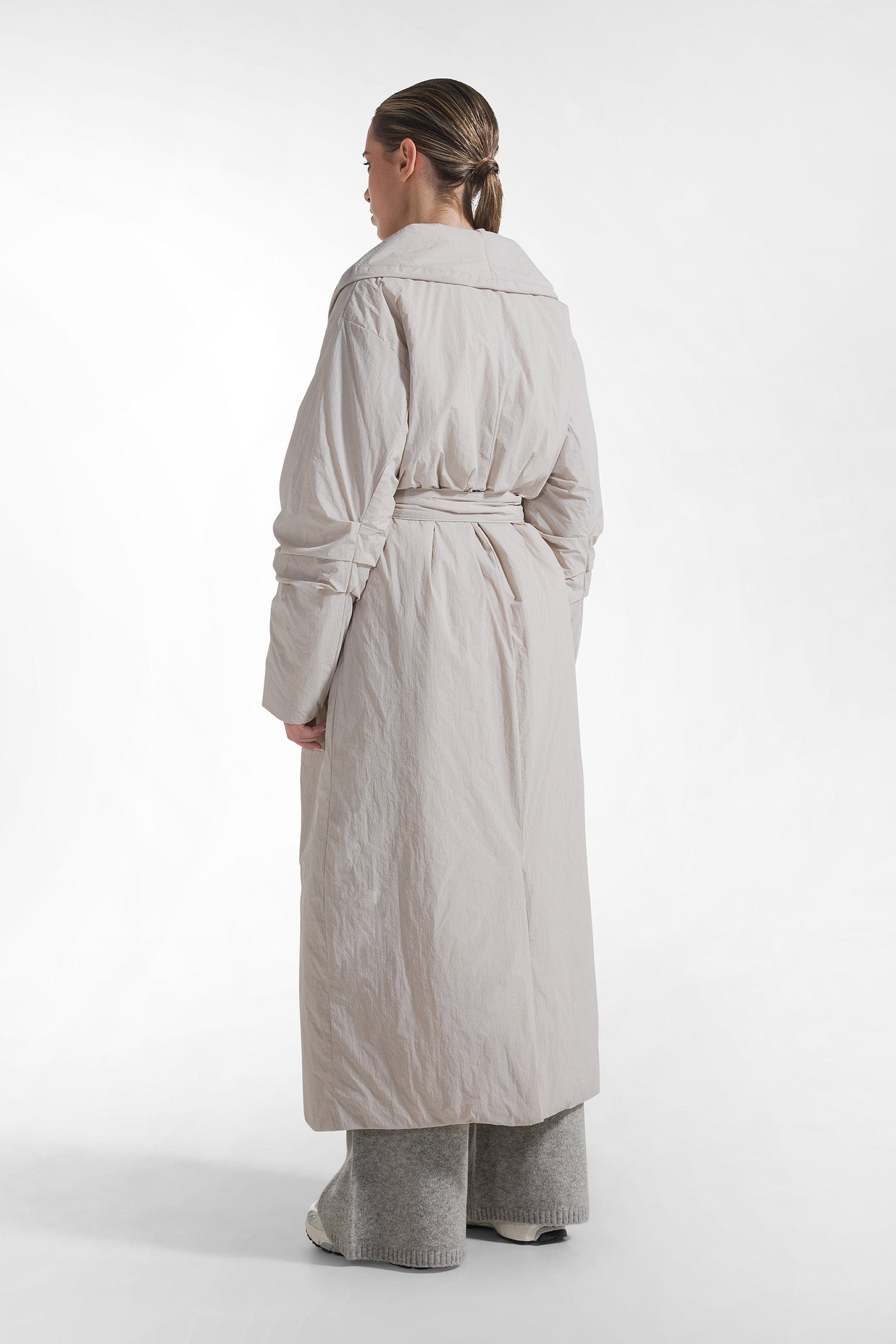 Długi płaszcz z nylonu szary