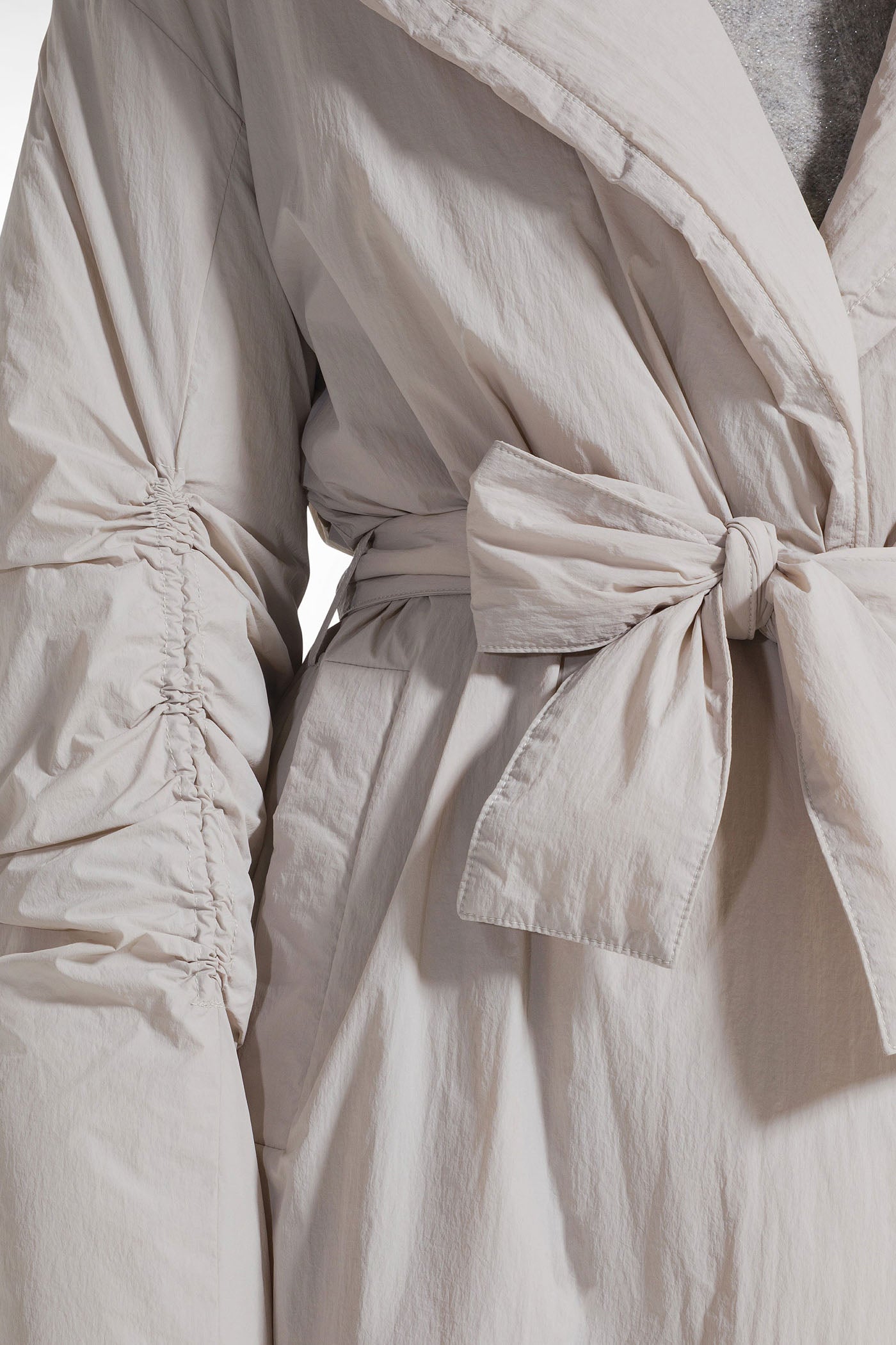 Długi płaszcz z nylonu szary