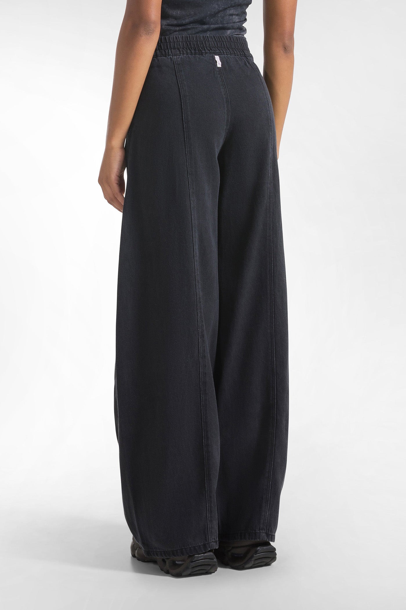 Czarne spodnie z szerokimi nogawkami