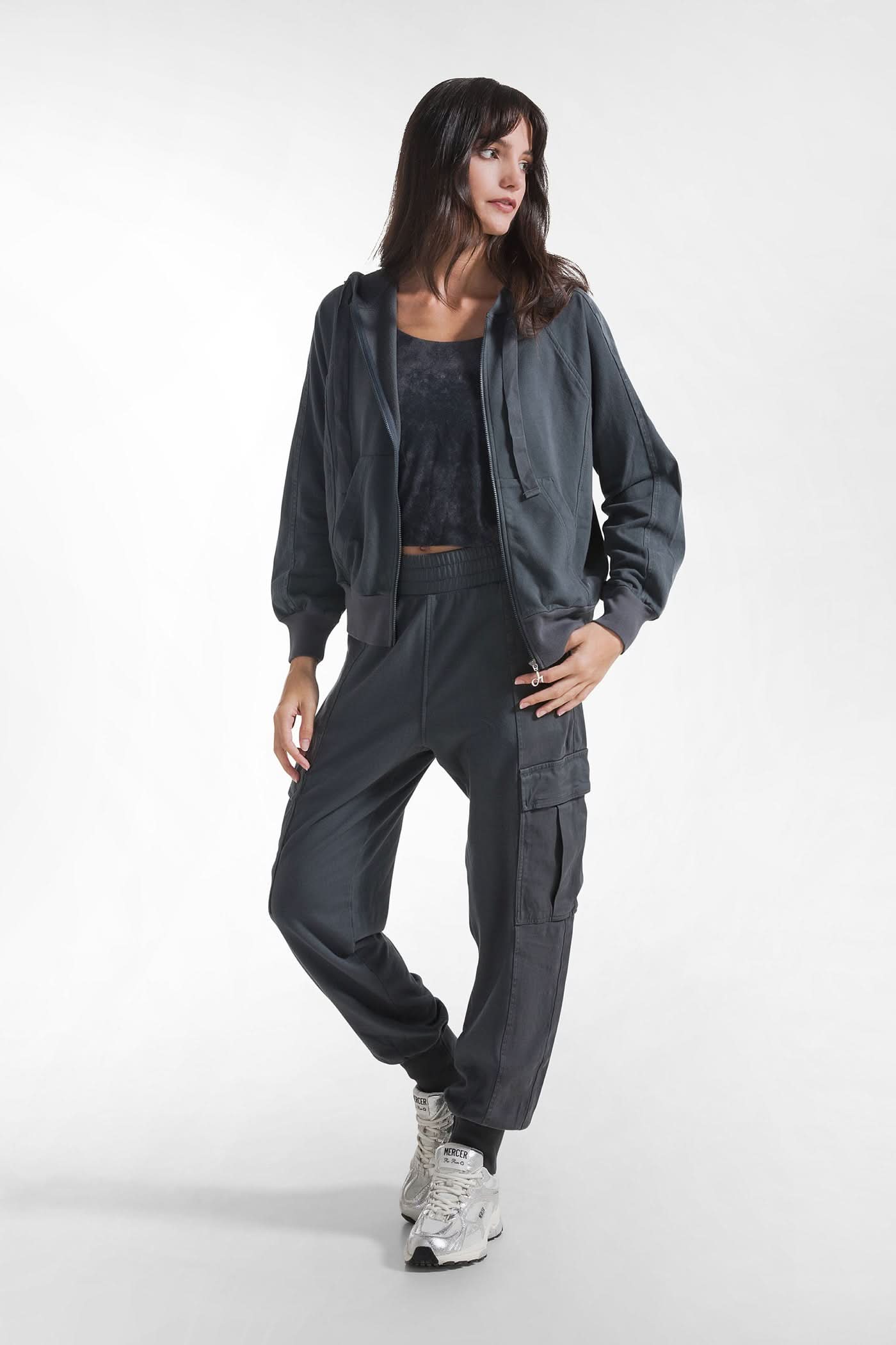 Women's sweatshirt made of soft twill with a zipper