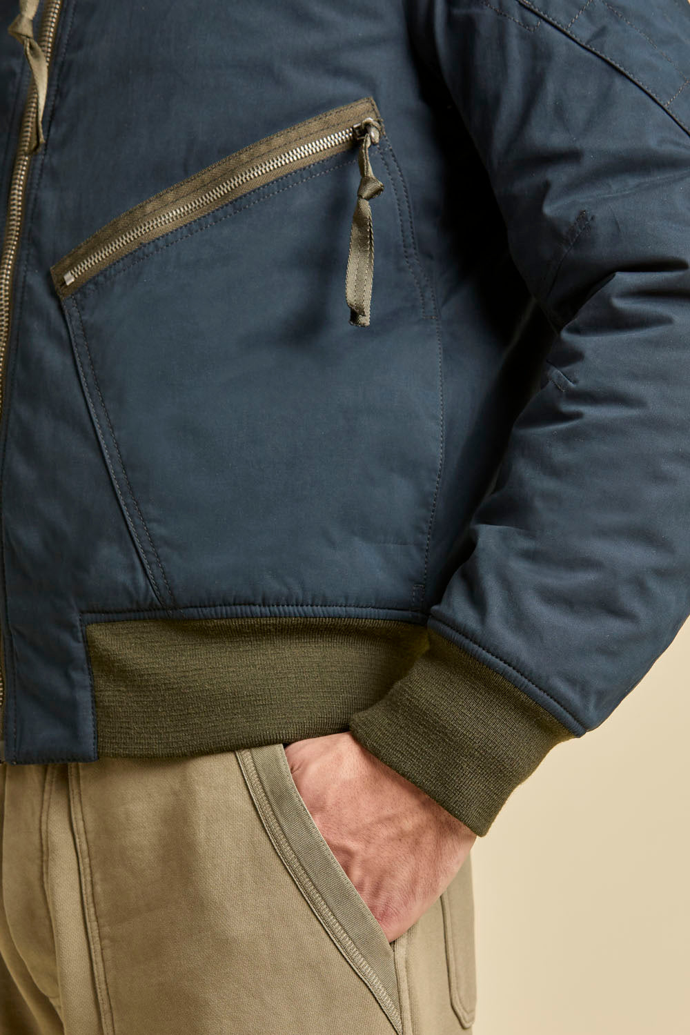 Granatowa kurtka militarna bomber
