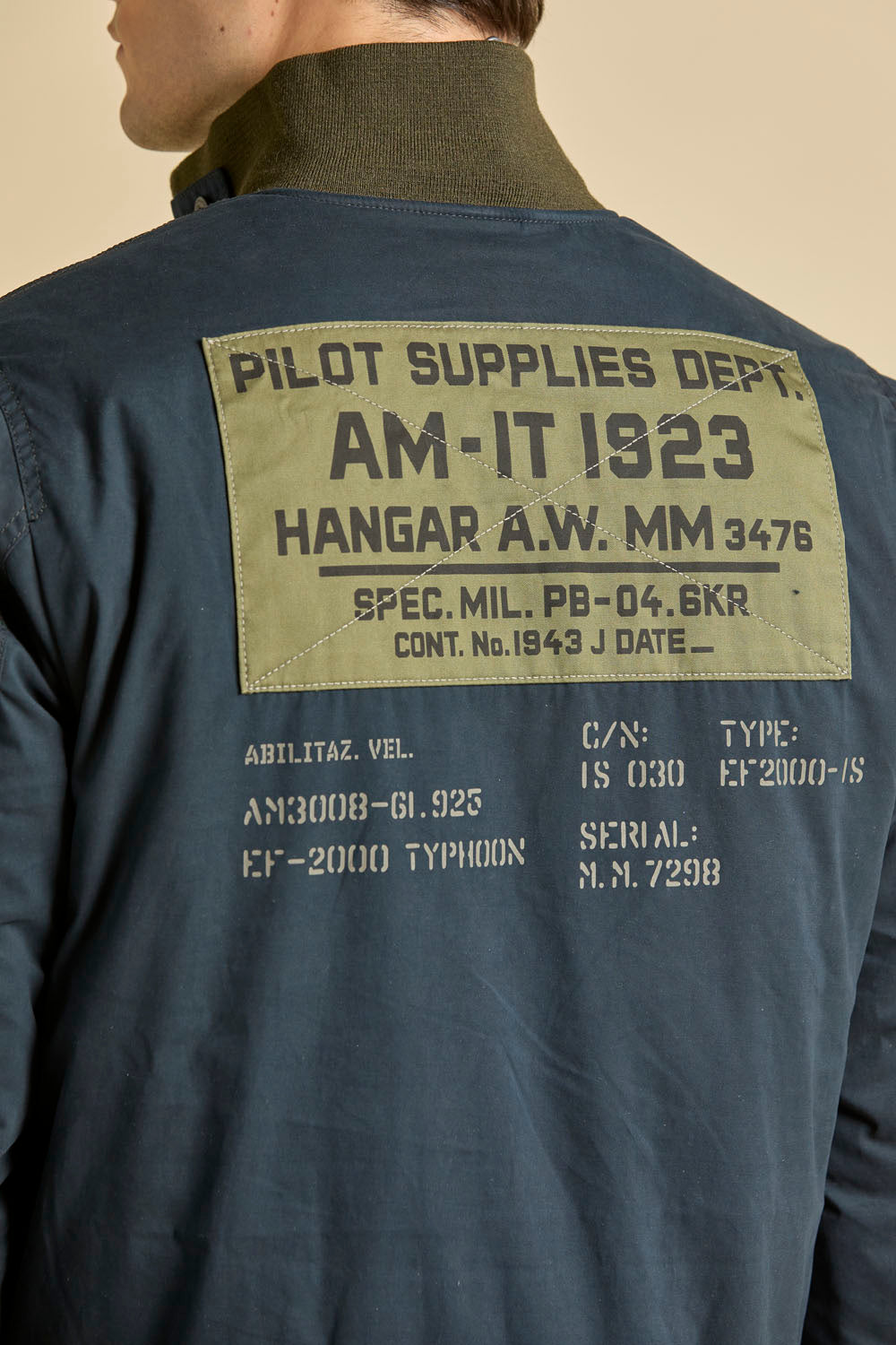 Granatowa kurtka militarna bomber