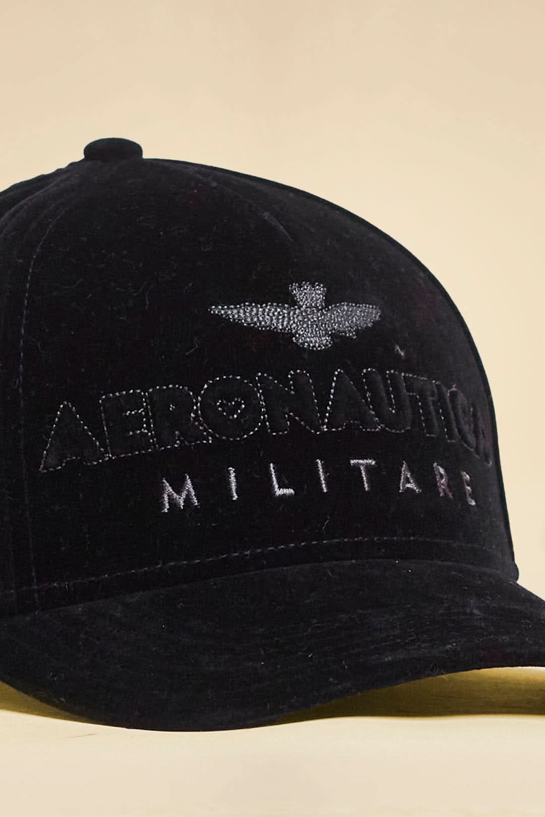 Velvet cap with 3D logo, black