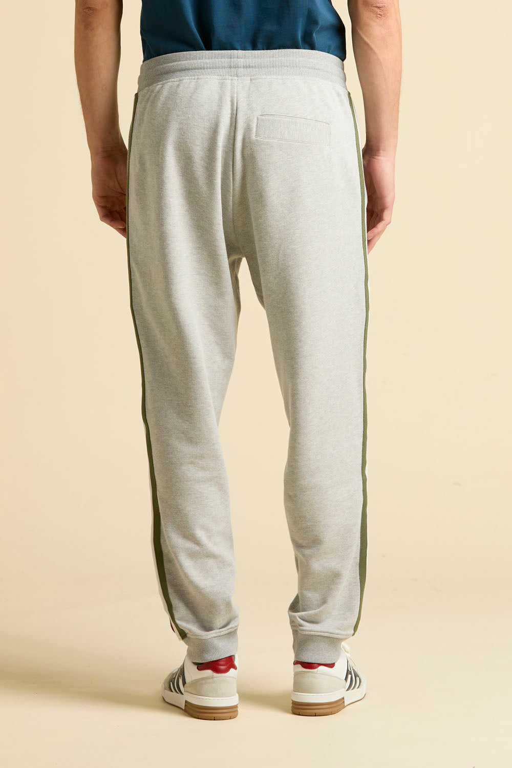 Spodnie comfort z trójkolorową taśmą