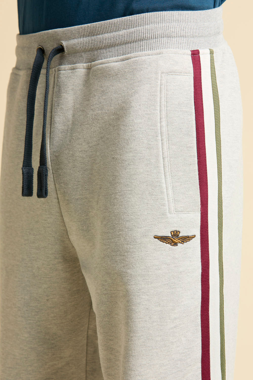 Spodnie comfort z trójkolorową taśmą