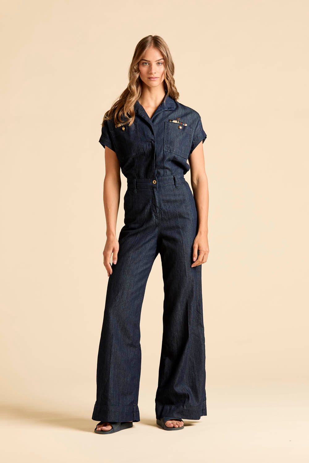 Kombinezon jeansowy z nogawką palazzo – chambray