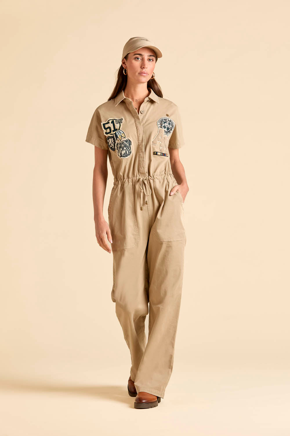 Kombinezon z krótkim rękawem – styl utility z naszywkami