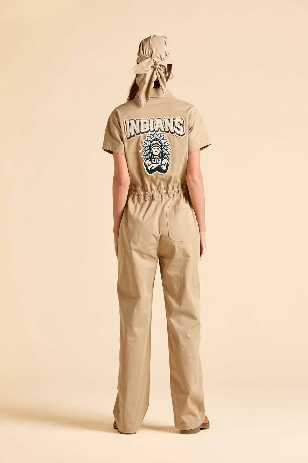 Kombinezon z krótkim rękawem – styl utility z naszywkami