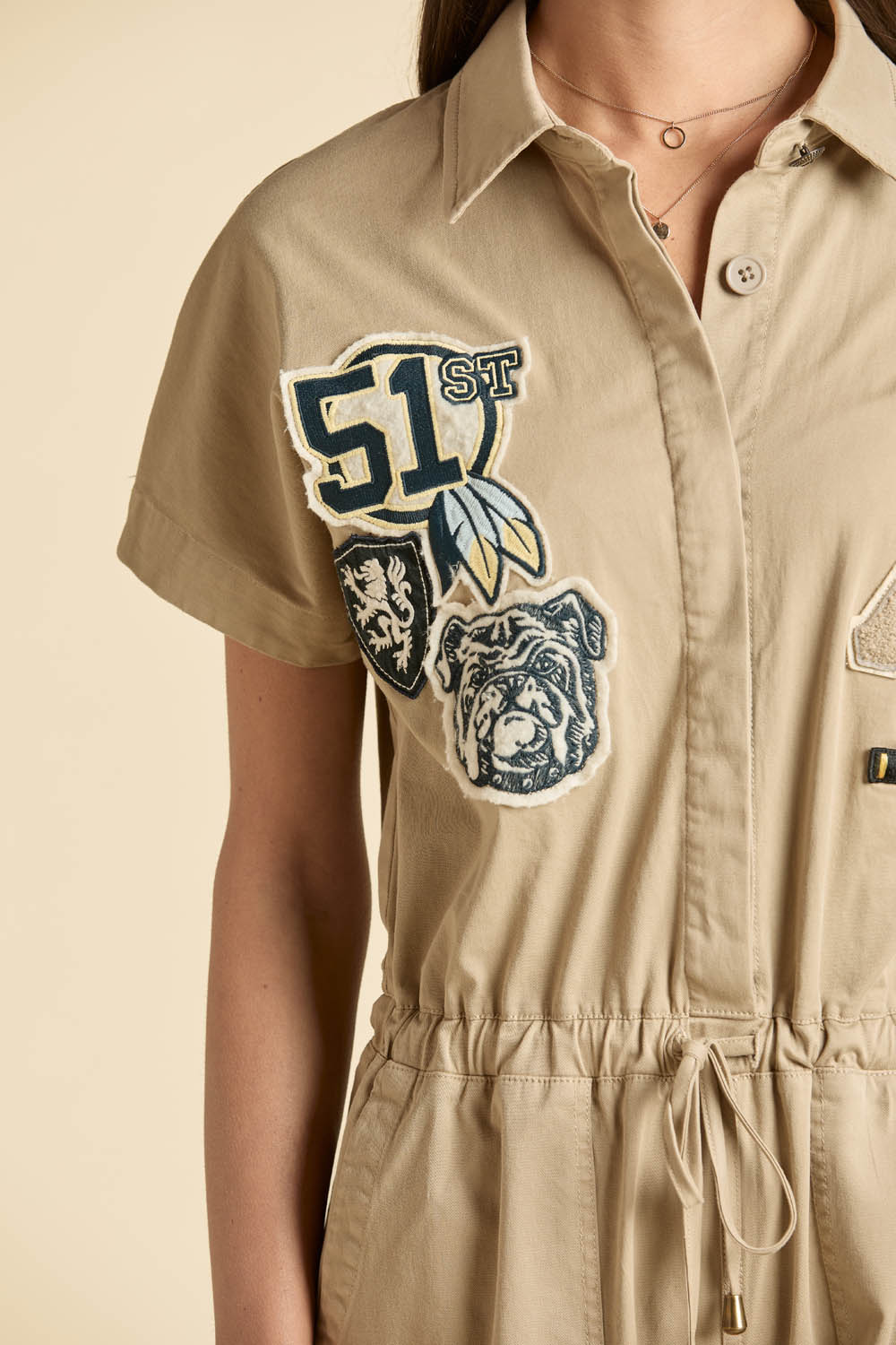 Kombinezon z krótkim rękawem – styl utility z naszywkami