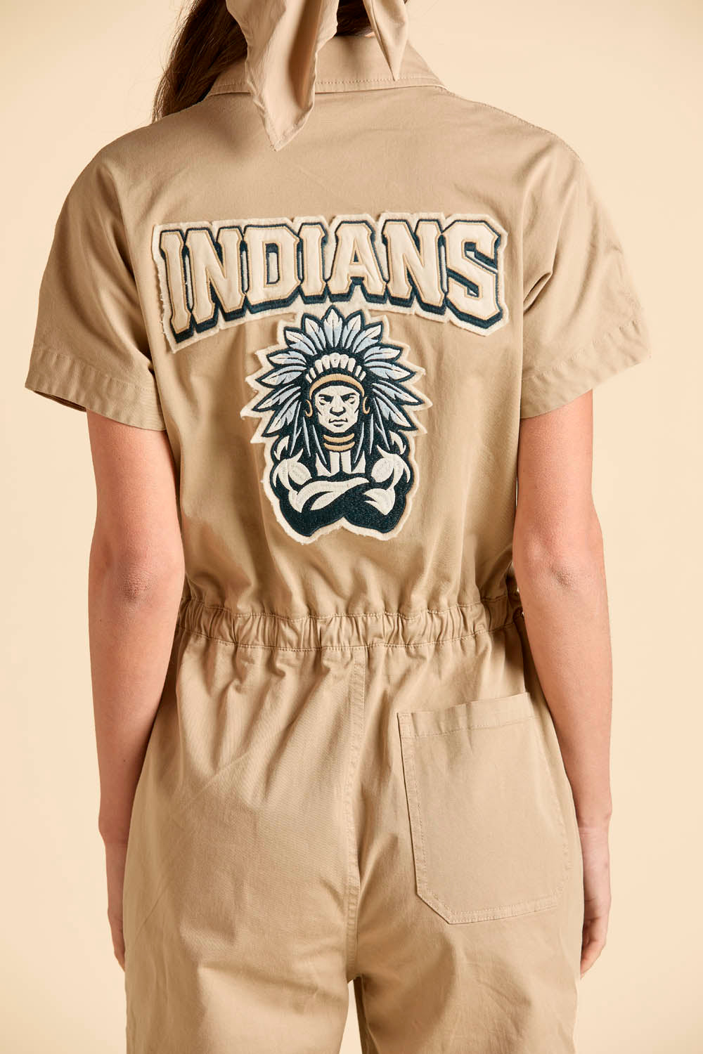 Kombinezon z krótkim rękawem – styl utility z naszywkami