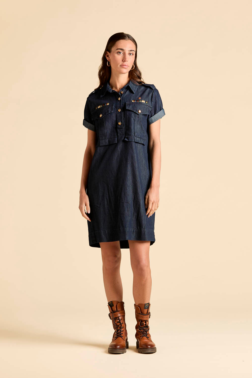 Sukienka z lekkiego chambrayu – styl utility