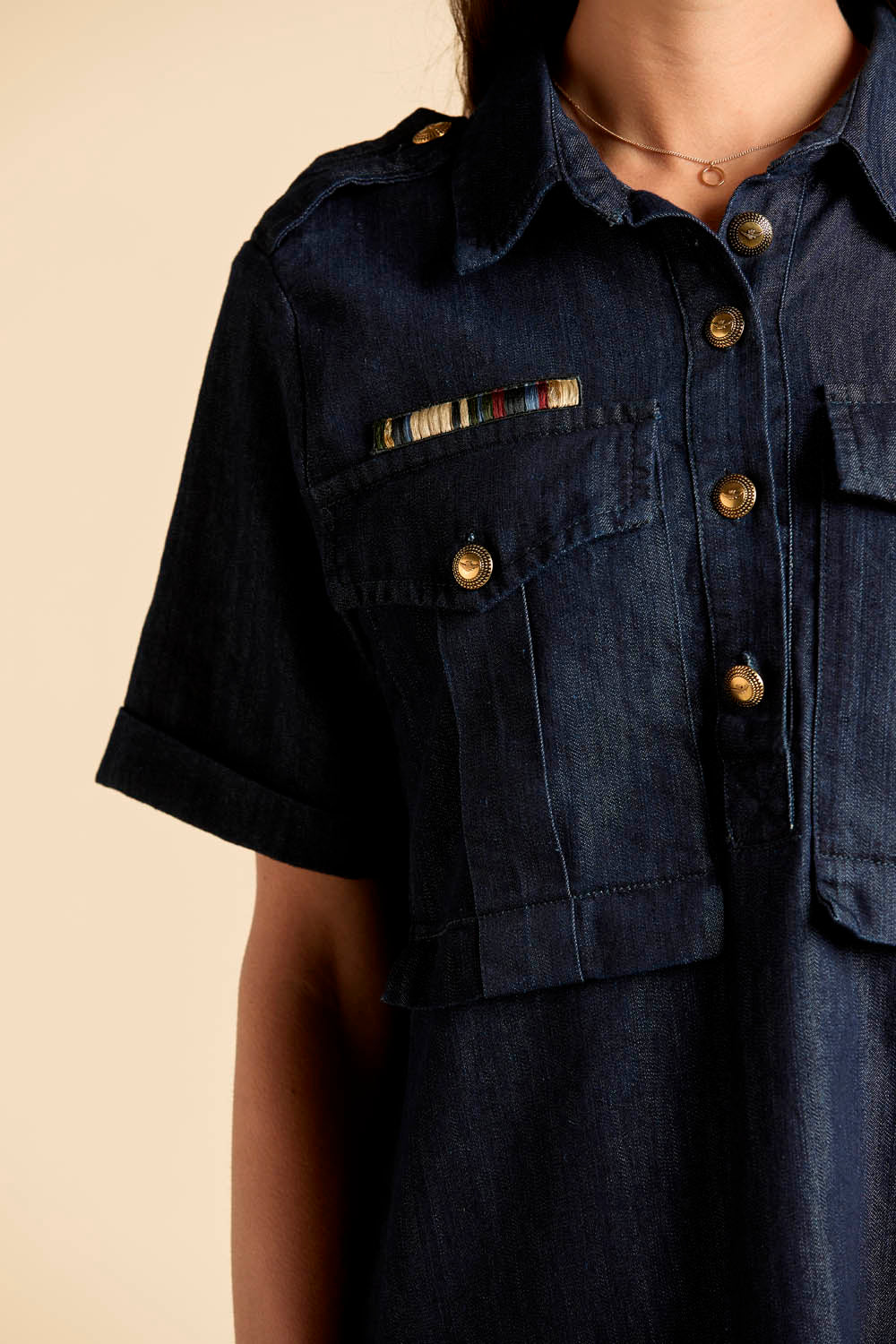 Sukienka z lekkiego chambrayu – styl utility