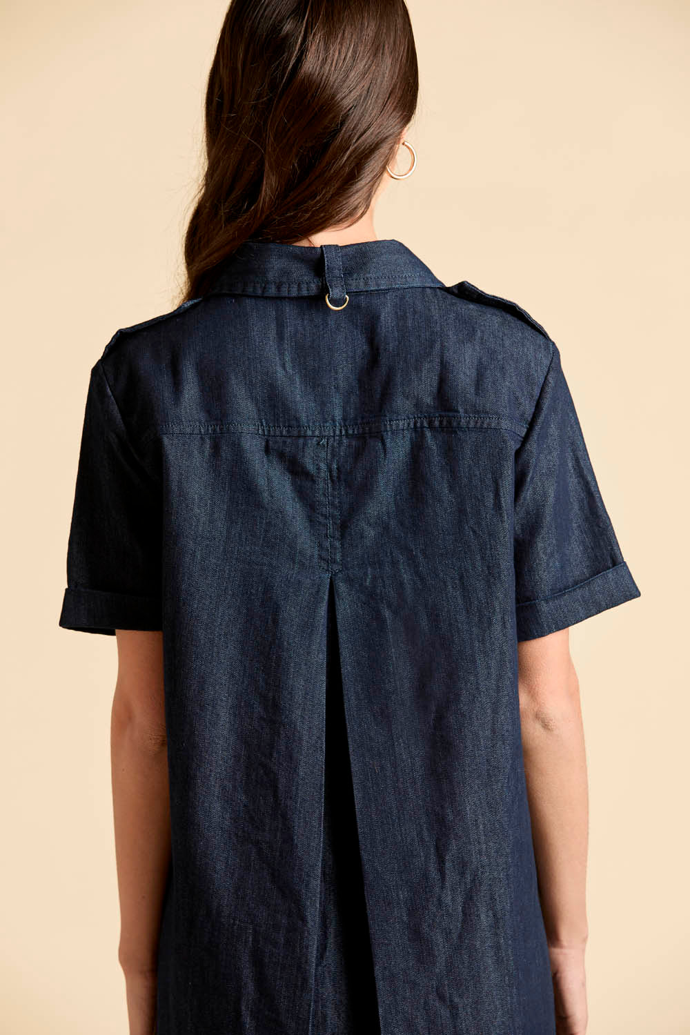 Sukienka z lekkiego chambrayu – styl utility
