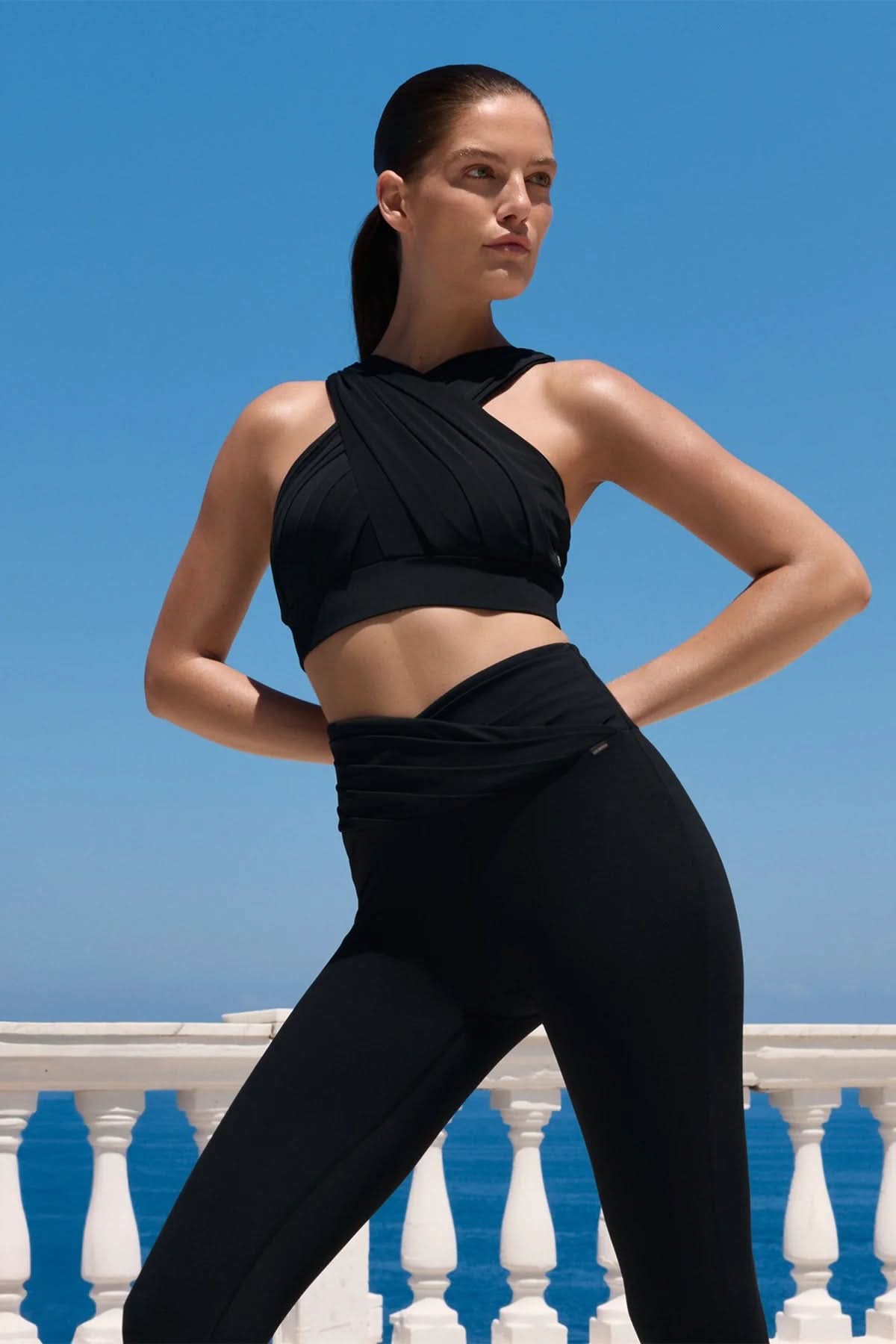 Czarny stanik sportowy DRAPE bra
