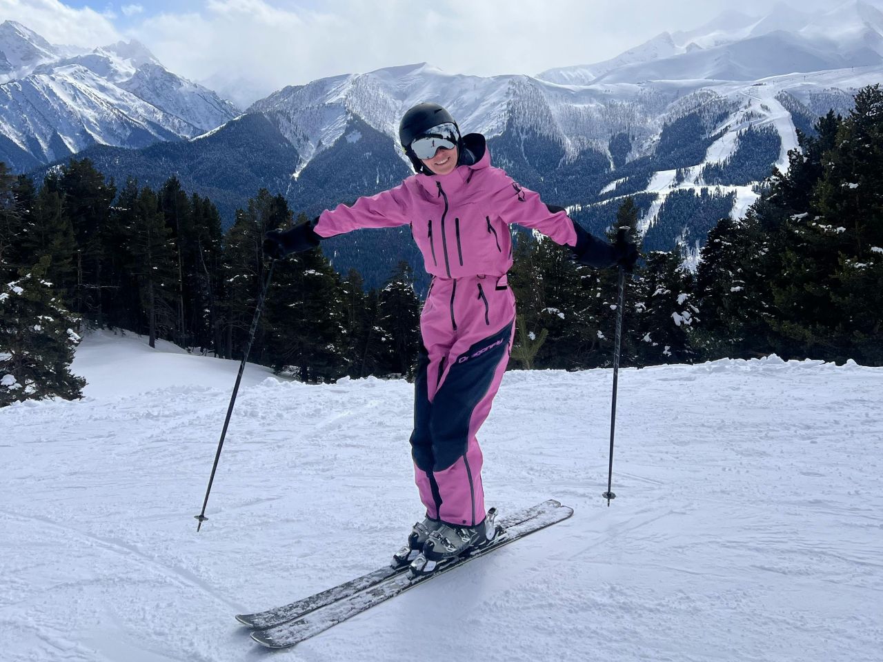 Kombinezon narciarski – dla kogo, jak wybrać rozmiar i krój?