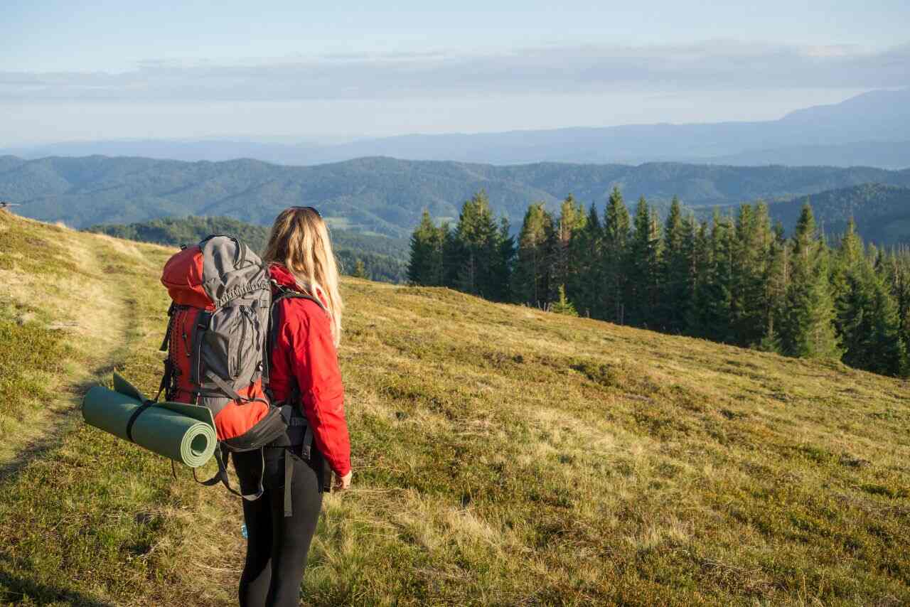 Kobieta w odzieży outdoorowej