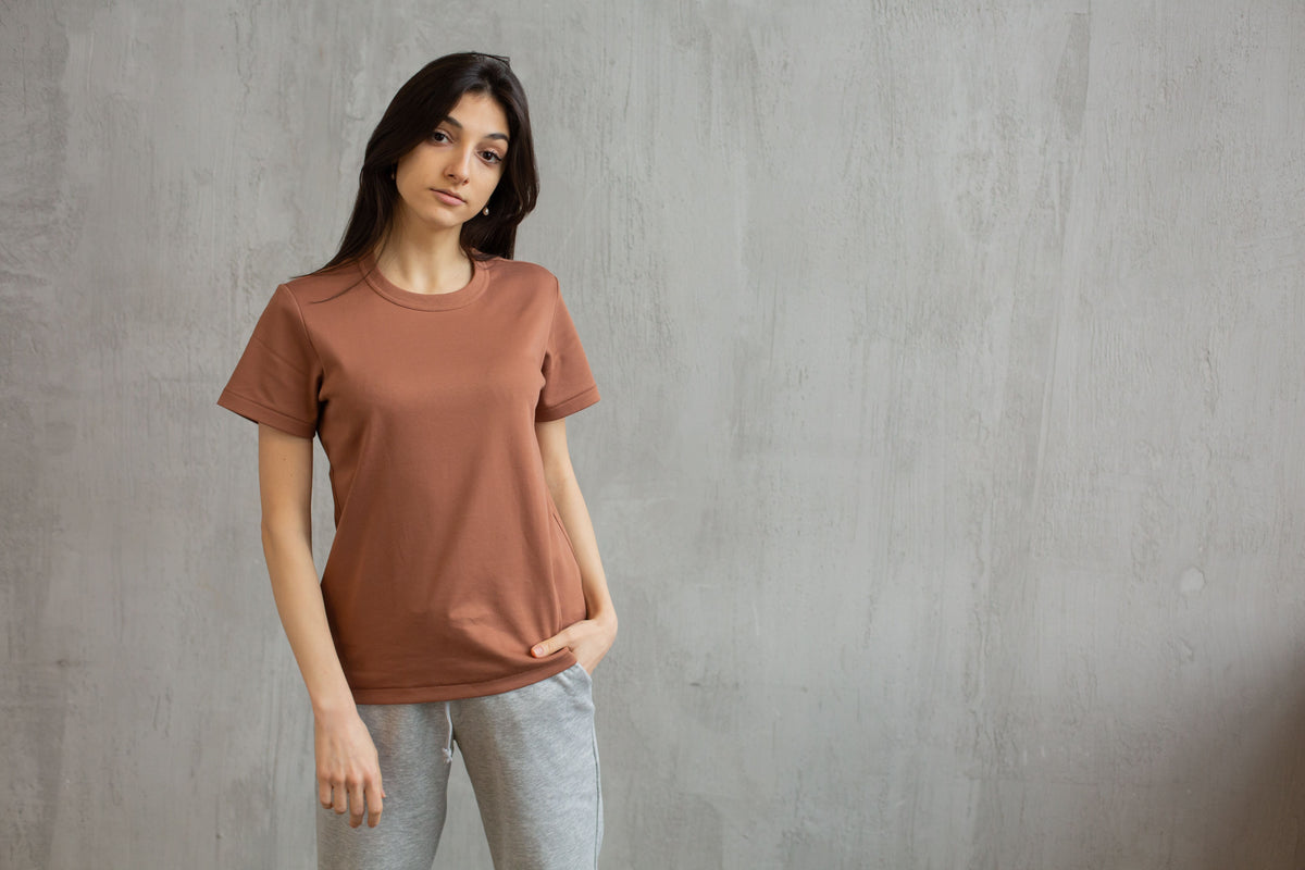 T-shirt jako warstwa bazowa zimą: składy, gramatury, kroje