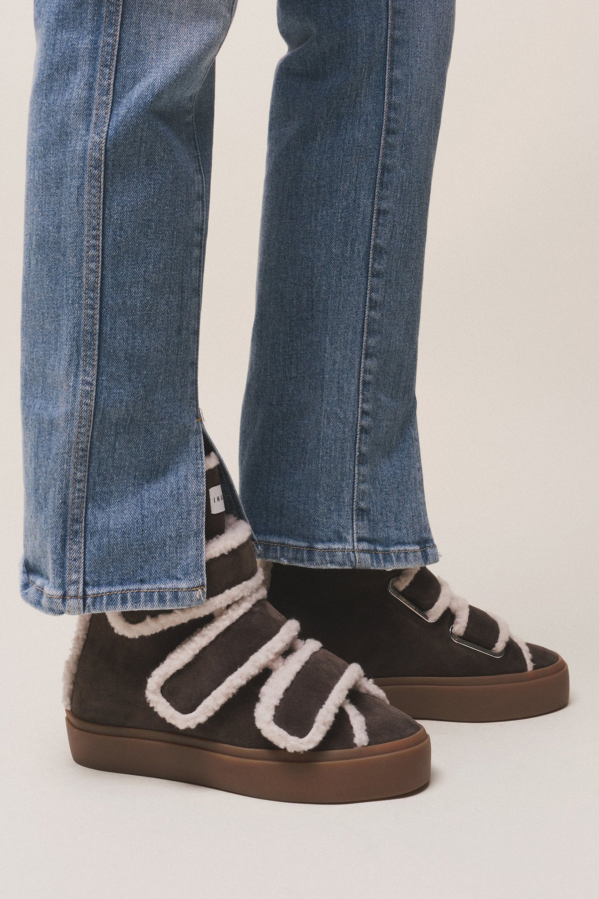 Ciemnobrązowe buty na koturnie SHEARLING VELCRO WEDGE