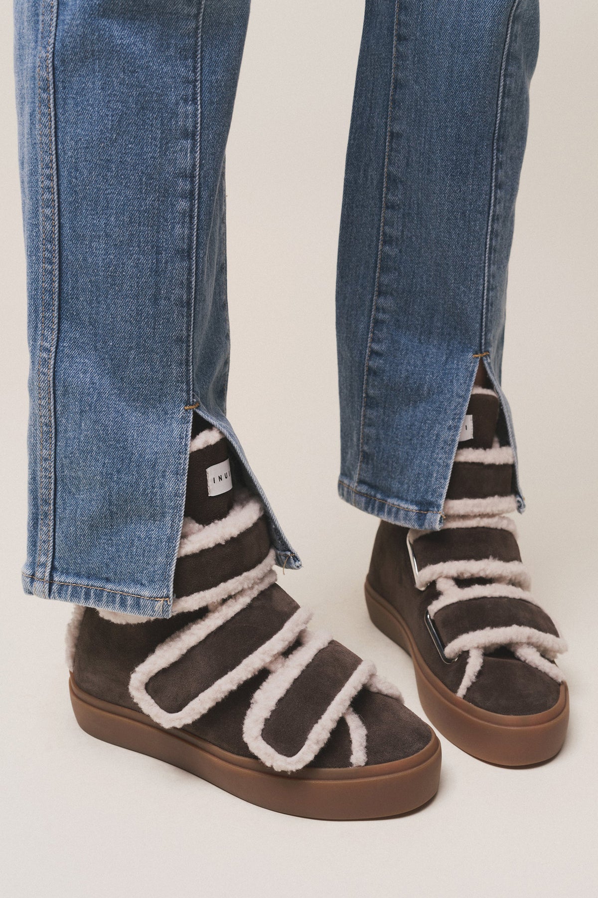 Ciemnobrązowe buty na koturnie SHEARLING VELCRO WEDGE