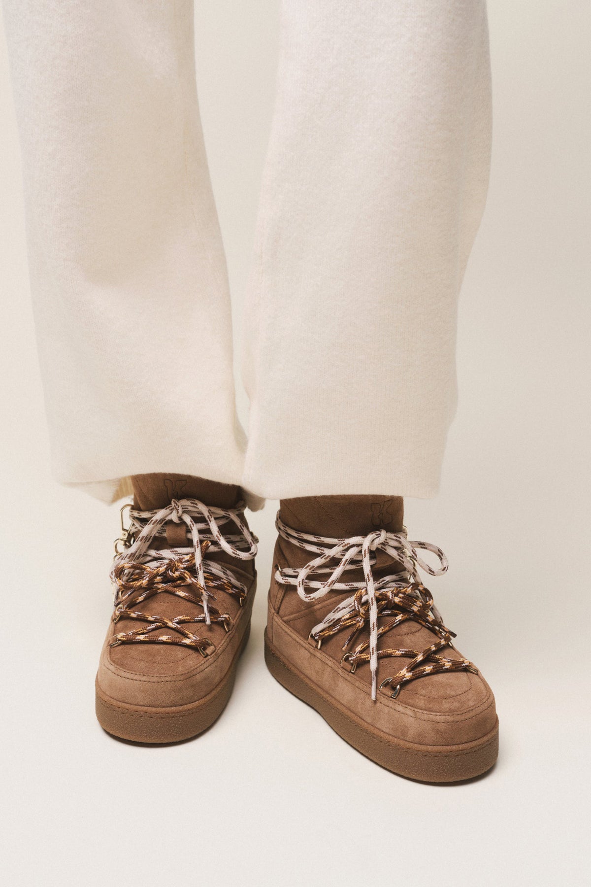 Brązowe buty zimowe QUILTED SUEDE