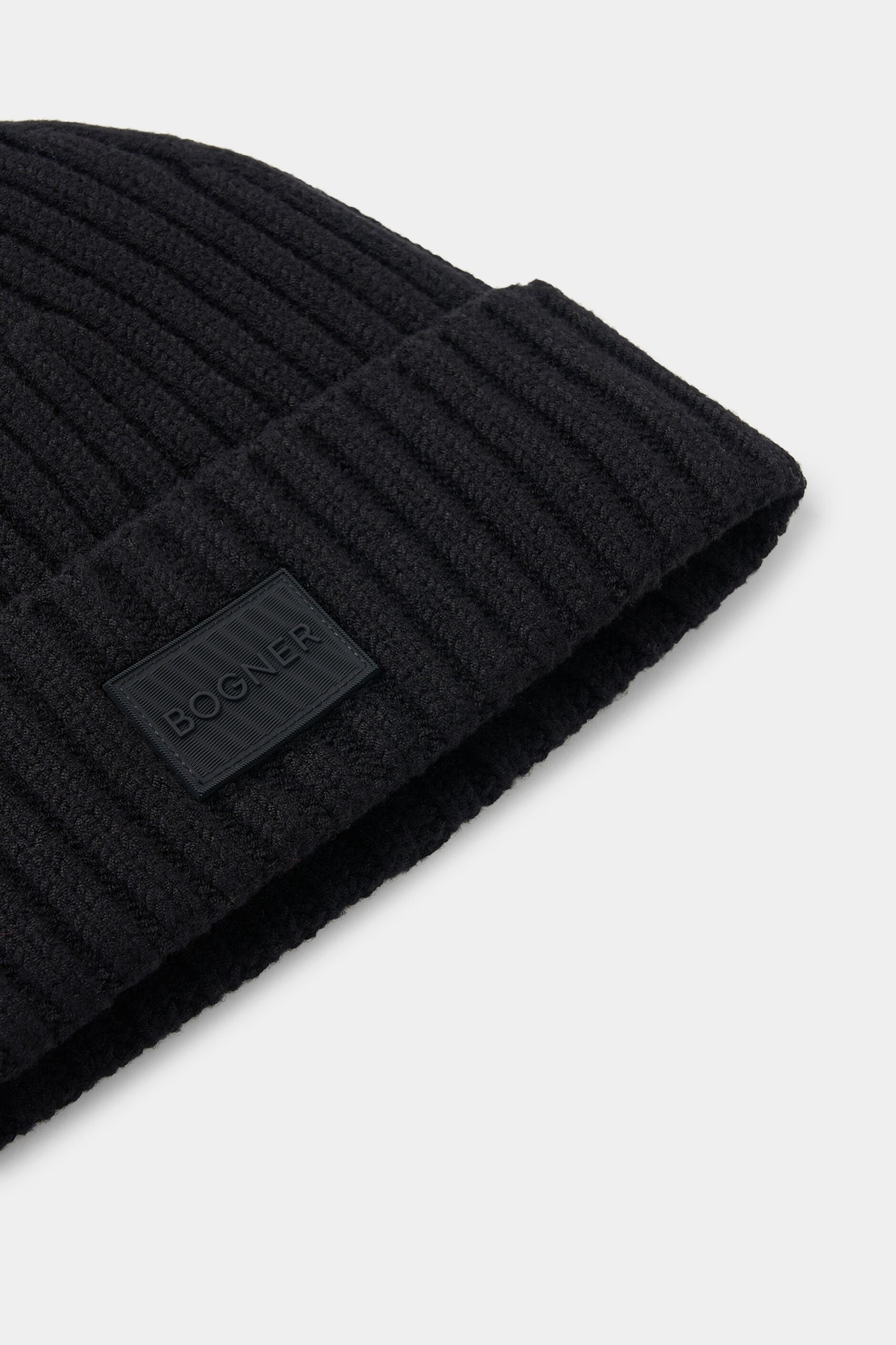 Czarna czapka CONRAD3