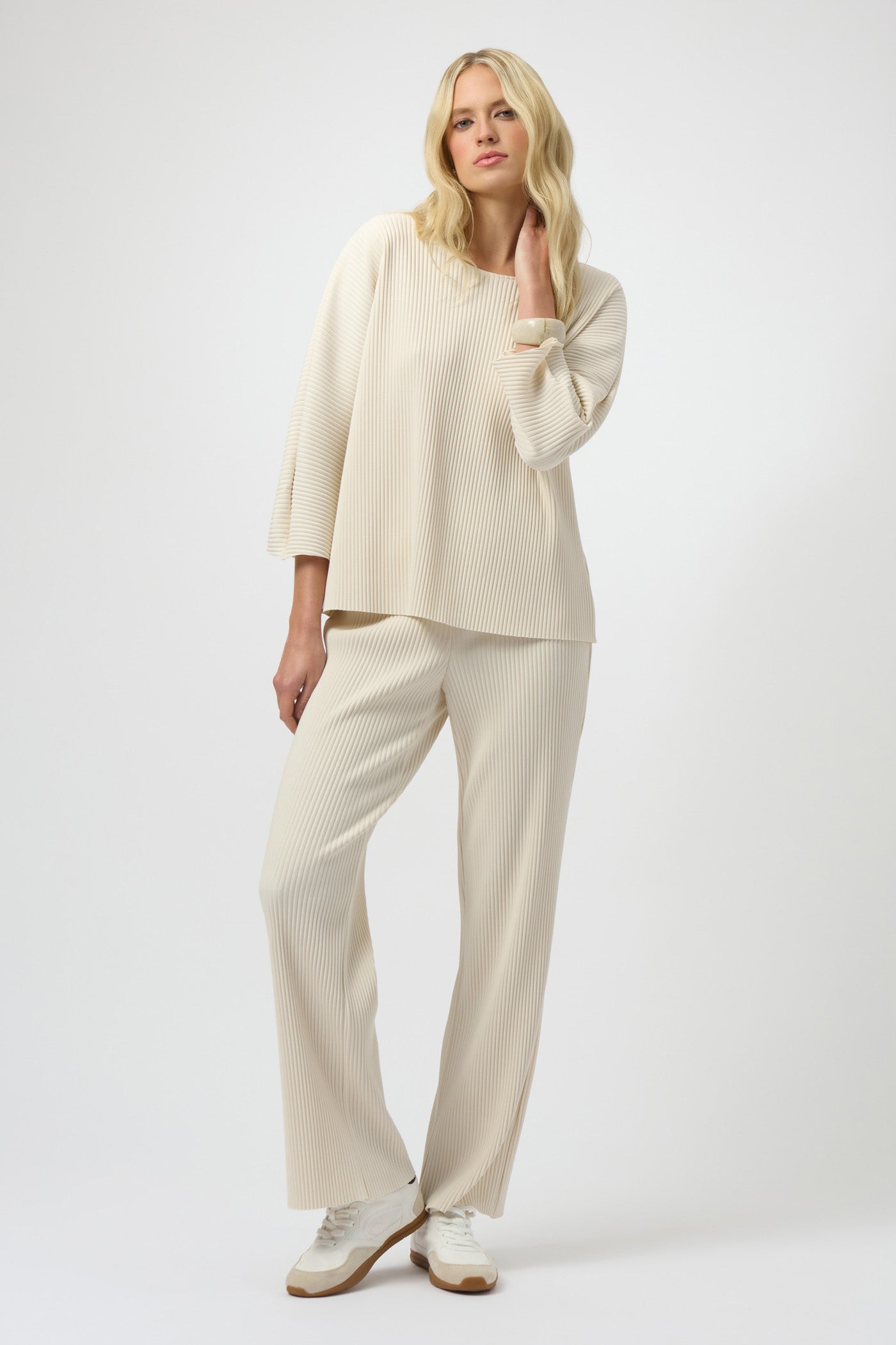 Beżowe spodnie z plisami wide-leg