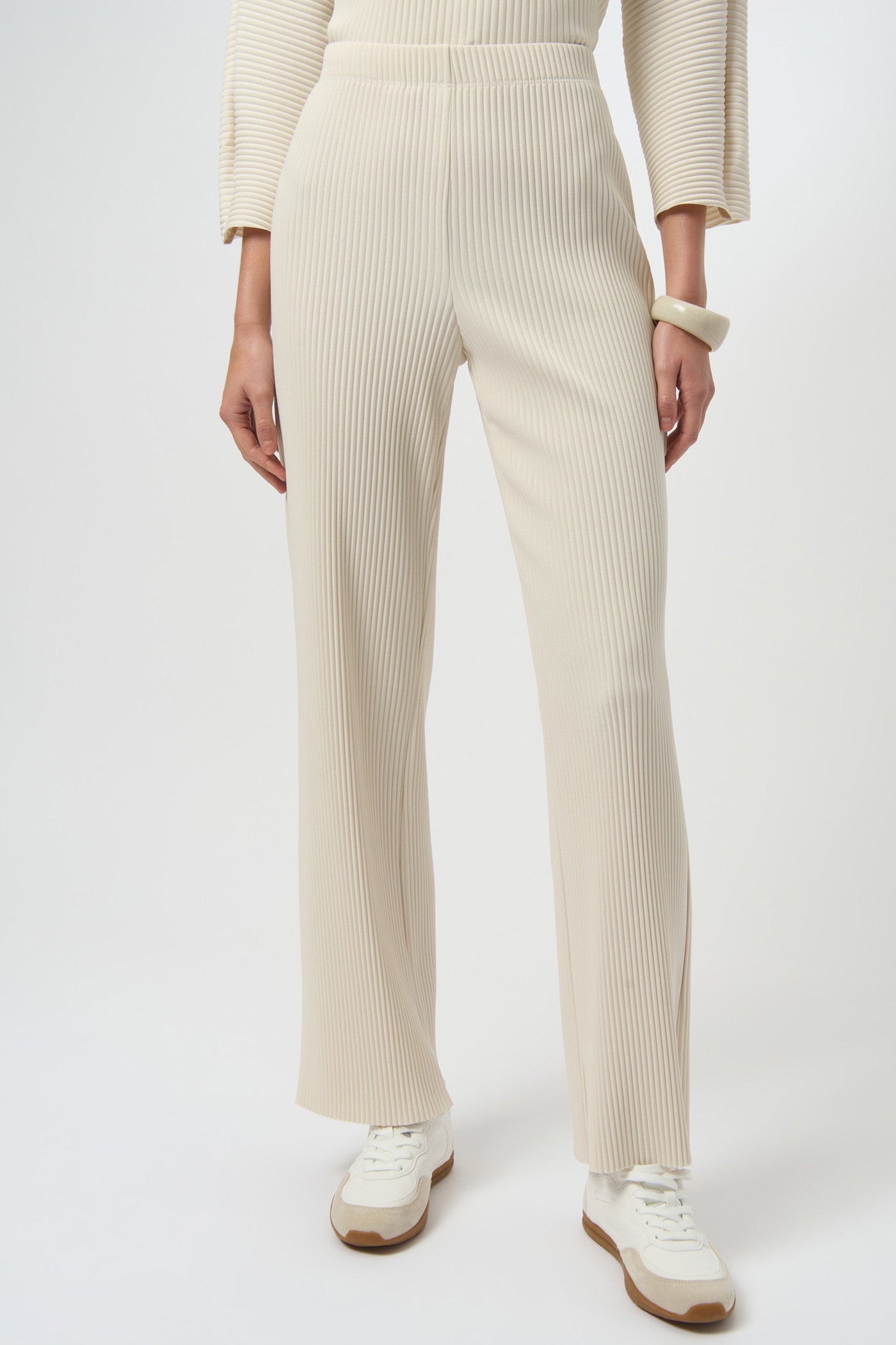Beżowe spodnie z plisami wide-leg
