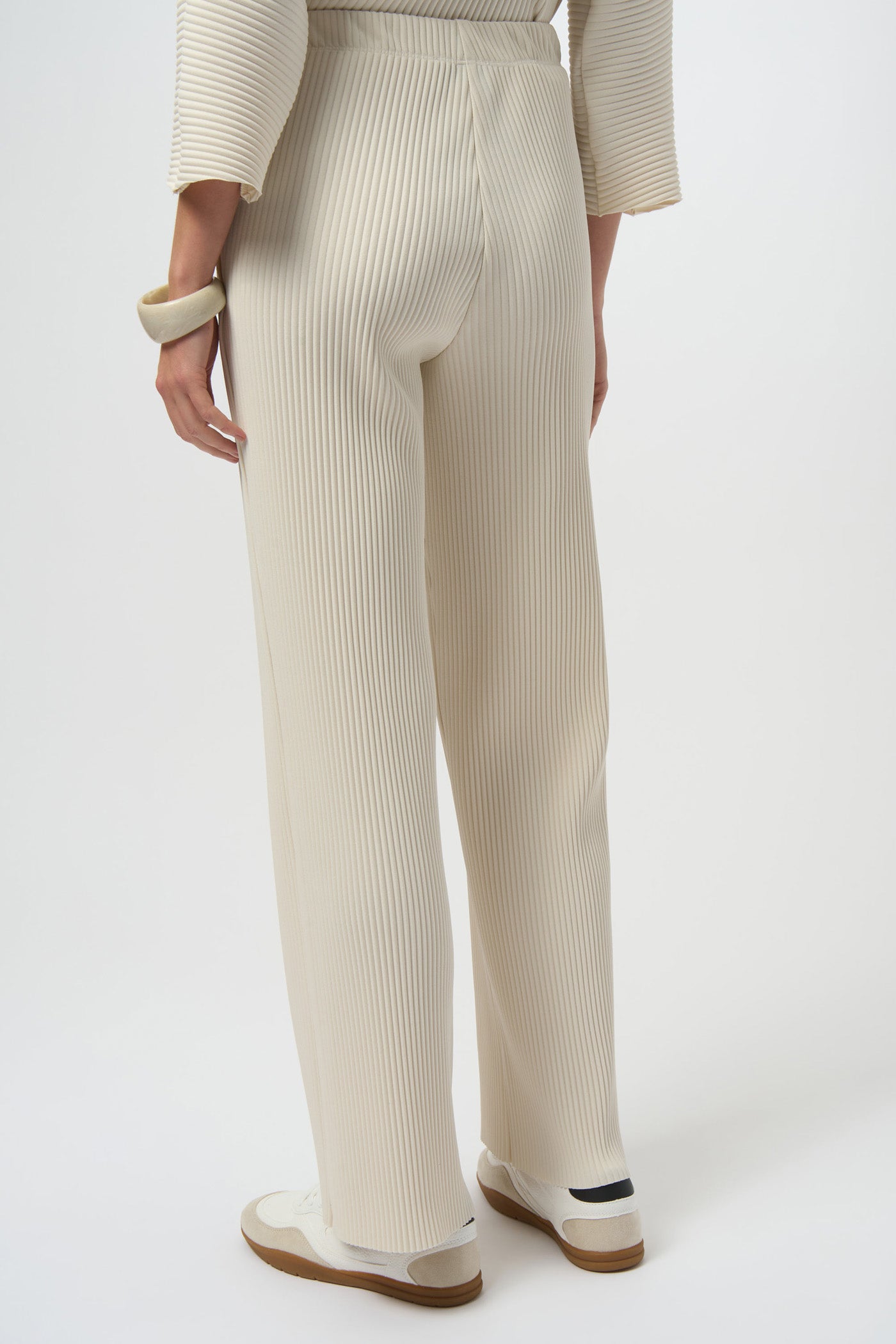Beżowe spodnie z plisami wide-leg